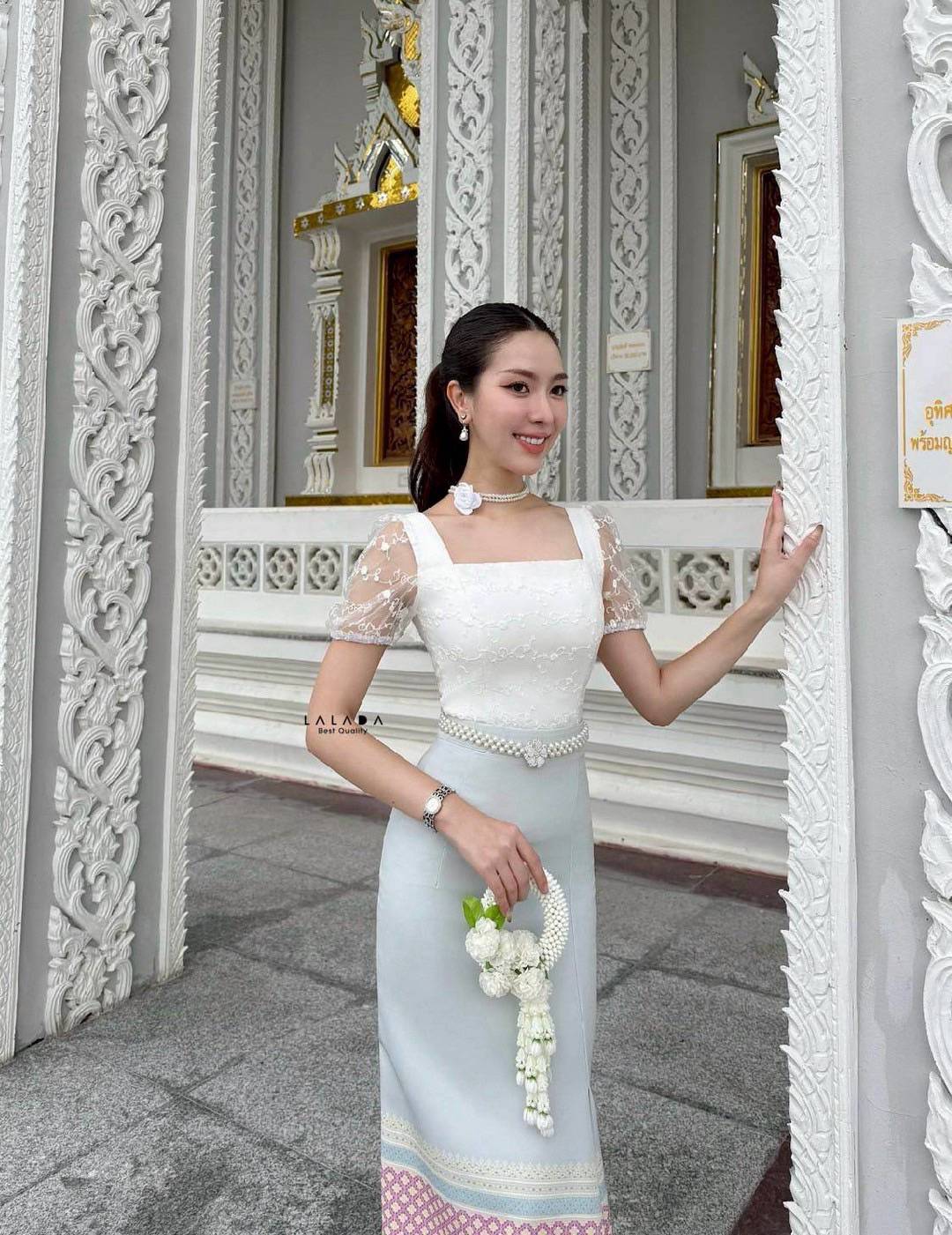 𝐍𝐞𝐰 𝐀𝐫𝐫𝐢𝐯𝐚𝐥𝐬 💚 LALADA (ลลดา) •Detail : คอลผ้าไทย ชุดทำบุญ ชุดไปงาน พร้อมส่งค่ะ เสื้อลูกไม้คอเหลี่ยมมีแขน อกเสริมฟองน้ำ + เข็มกลัดดอกไม้ + เข็มขัด ( เข็มขัดยืดไ