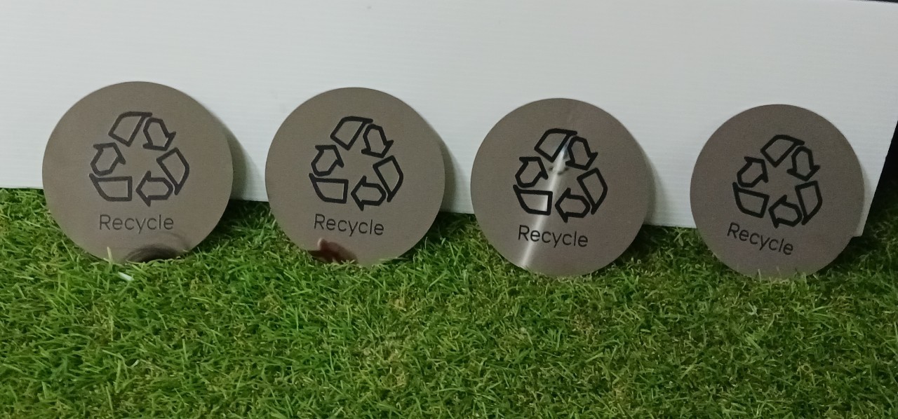 ป้ายเนมเพลต เเสตนเลสสีเงิน มิลเลอร์ สกรีนUV