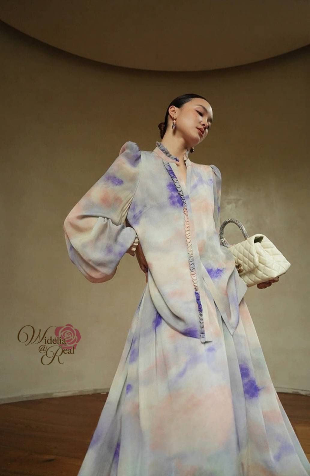 Dress เดรสตัวยาว คอวี แขนยาวพองทรงสวย มีเข็มขัดเพิ่มความกระชับ กระโปรงยาวพริ้วสวย พิมพ์ลาย ดอกไม้ เนื้อผ้าอย่างดี งานเกรดพรีเมี่ยม คัตติ้งสวย แนะนำเลย รับรองใส่ออกมาไม่ผิดหวัง บอกเลยห้ามพลาดเด็ดขาดงานดีงานสวยจริงต้อง Widelia @ Real