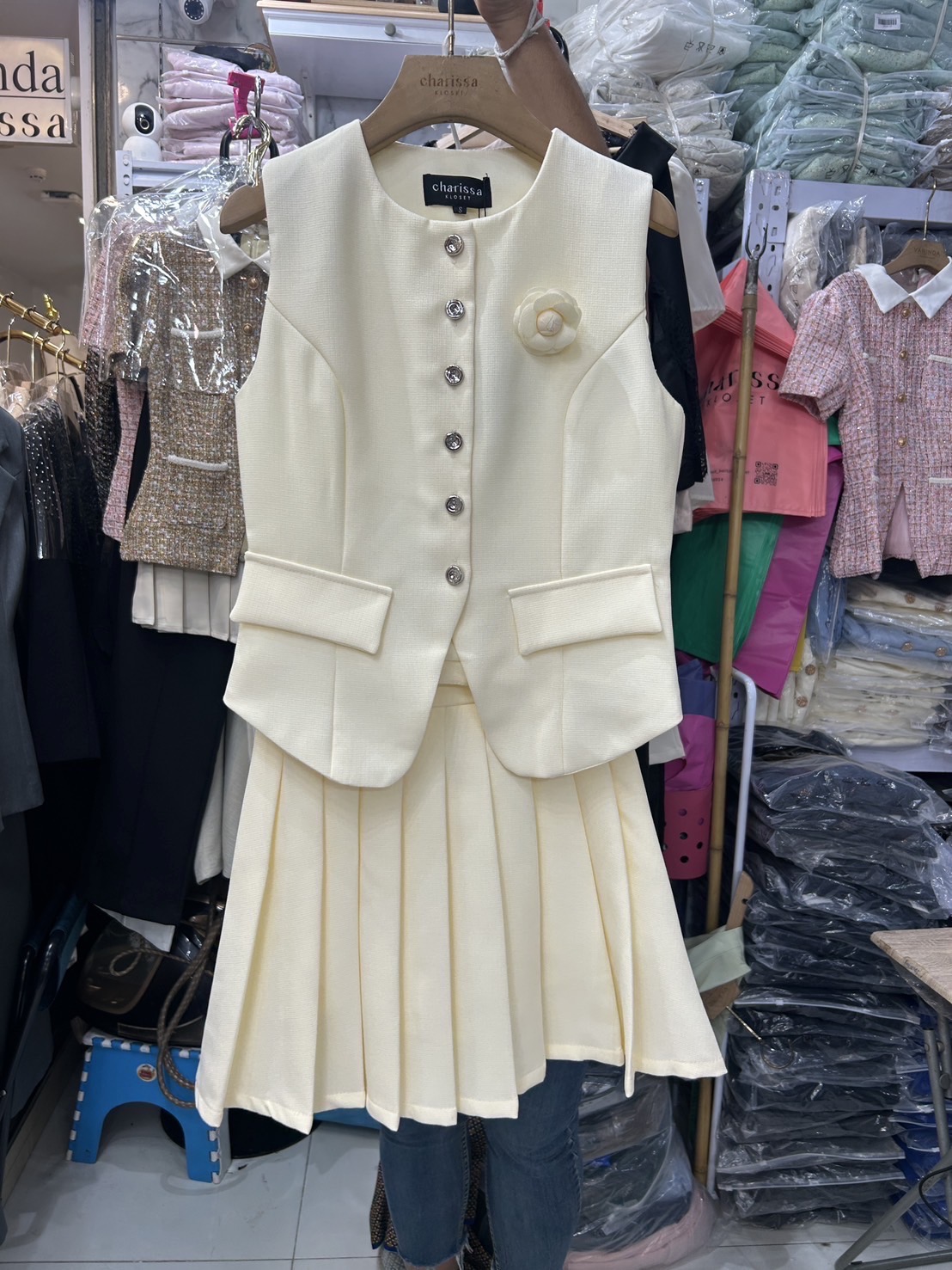 set เสื้อแขนกุด แต่งกระดุมจริงด้านหน้า ออกแบบให้เข้ารูปสวย มาพร้อมกับกระโปรงแต่งจีบ(ซับในเป็นกระโปรงซิปข้าง) ซิปข้าง แมทซ์กันได้อย่างลงตัวมากๆค่ะ เพิ่มความน่ารักกิมมิคไปอีกกับเข็มกลัดดอกไม้คิ้วท์มากกก