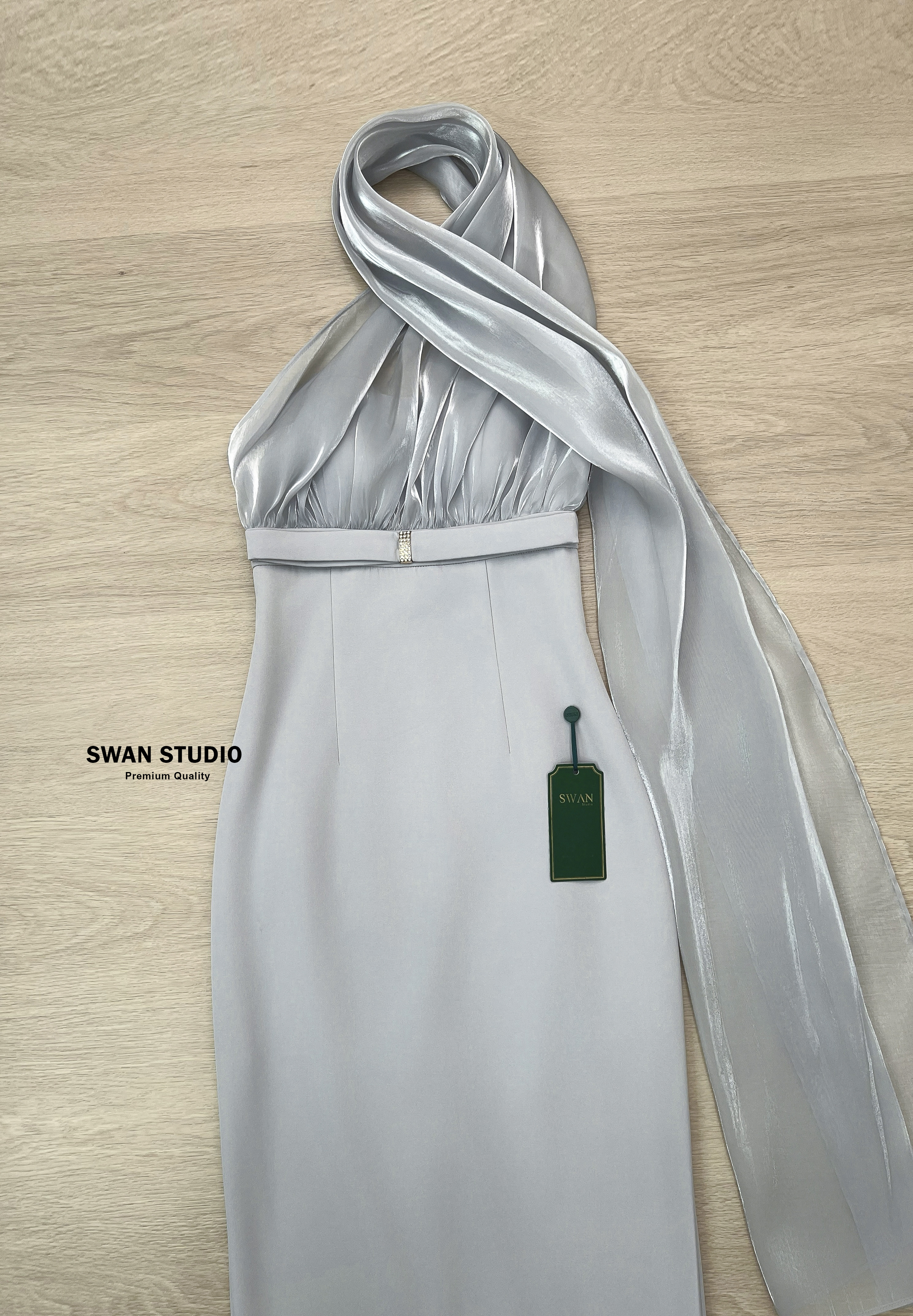 เดรสยาวสีเทา เดรสเกาะอกช่วงบนแต่งด้วยผ้าออแกนดี้ยาวเป็นผ้าพันคอ กระโปรงช่วงล่างเป็นทรงสอบผ่าหลัง มีแต่งสายคาดเอวเย็บติดมีเพชรตรงกลาง สวยเรียบดูแพงมาก ใส่ออกงาน สวยเด่นสง่า