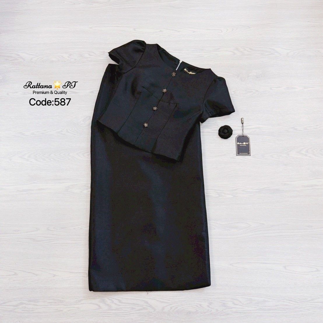 TAG:Rattana🌟PT Code : 587 Detail :: ชุดเซต เรียบหรูดูแพง เนื้อผ้าดีมาก เสื้อแต่งกระดุมด้านหน้า มีเข็มกลัดดอกไม้ติดที่หน้าอก สามารถถอดออกได้ หน้าอกมีฟองน้ำ มีซับในทั้งชุด มีซิบด้านหลัง จะใส่ไปงานบุญ งานบวช งานแต่ง ชุดนี้เหมาะสมมาก หรอใส่ออกงาน ดูดี