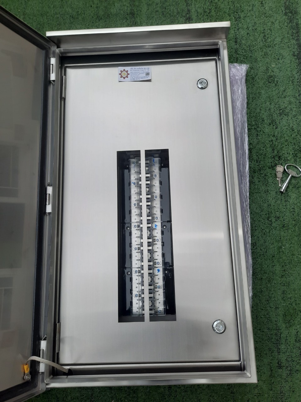 Main LUG 100A ตู้สแตนเลส 304 มีหลังคาสโลป W450xH800xD152mm. (42ช่อง)