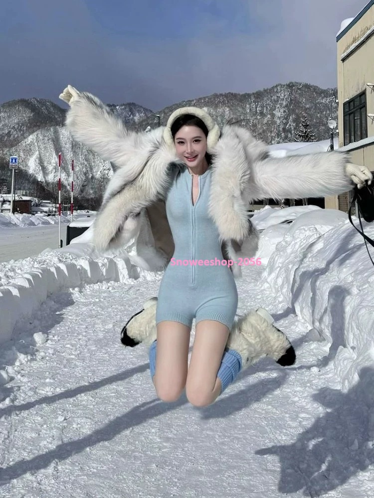 หนาวแค่ไหนก็ยังสวย บอดี้สูทไหมพรมแขนยาว รุ่นใหม่สีฟ้า ดีไซน์เข้ารูป เน้นหุ่นเป๊ะ ซิปหน้าใส่ง่าย แถมดูเก๋ ขาสั้นแต่เพิ่มความอุ่น ใส่ได้ทั้งเที่ยวเล่น & แฟชั่น ใส่ถ่ายรูปก็คือปังทุกช็อต!