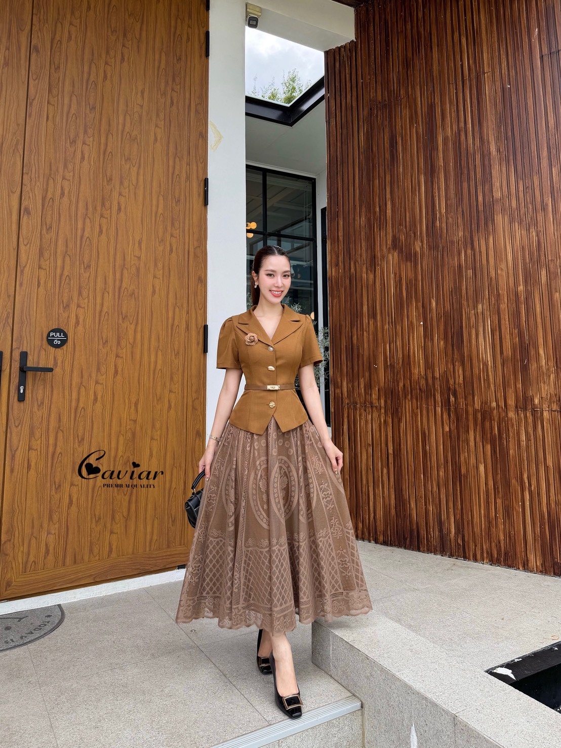 เซ็ท เสื้อคอปกแต่งกระดุมหน้าเก๋ๆ + กระโปรงลูกไม้ แถมเข็มขัดหนังให้ด้วยนะคะ