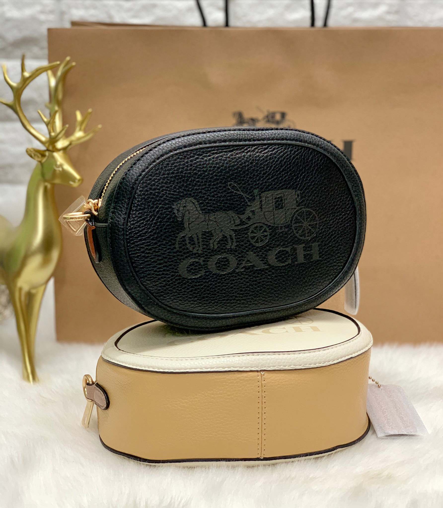 กระเป๋าสะพายไฮโซน่ารักเก๋ๆ ทรงกล่องกลมแบรนด์เนมโค้ชสีดำแดง COACH Camera Bag In Colorblock ((C4056//C4156))