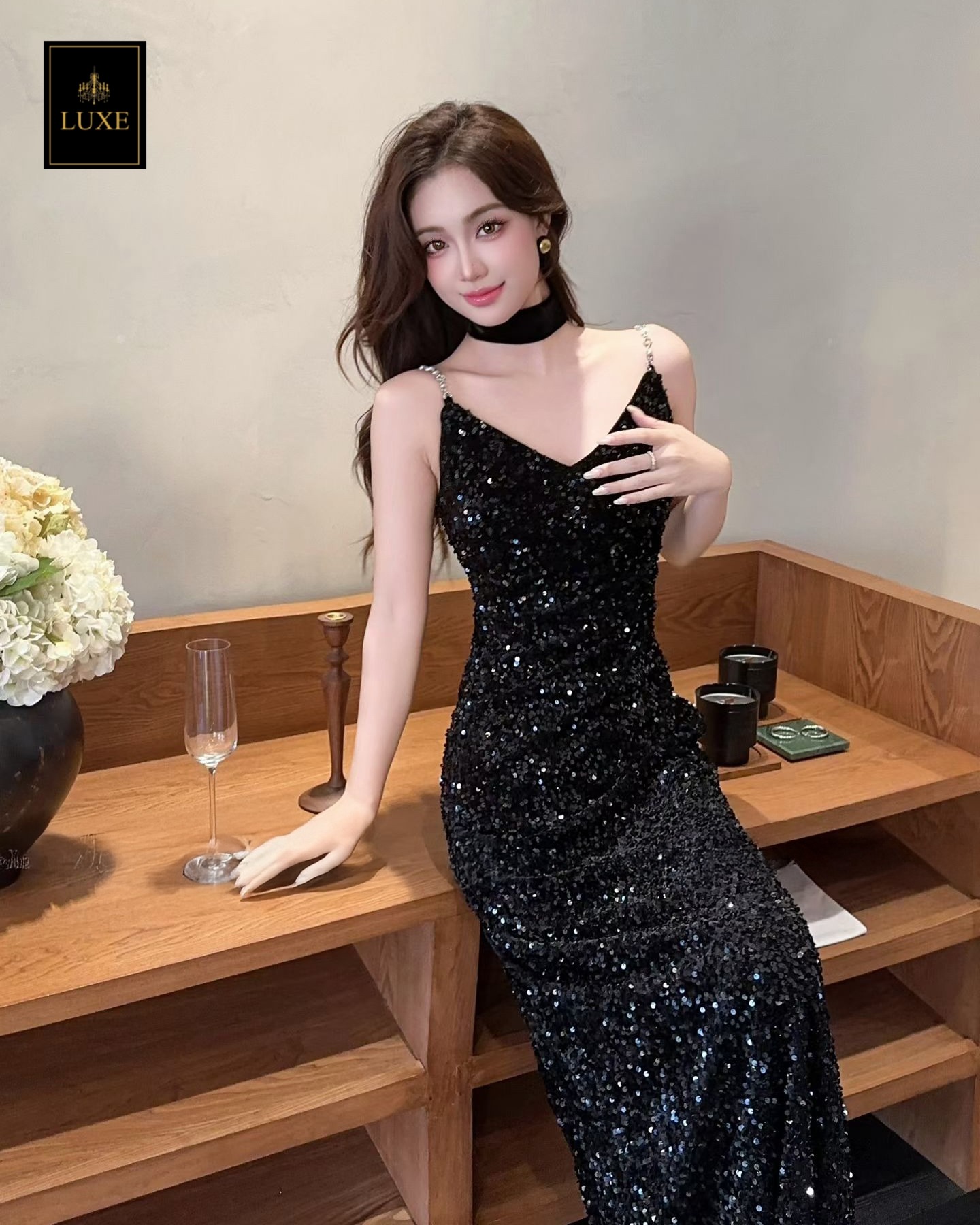 เดรสเสื้อสายเดี่ยว กระโปรงยาวทางเอ ☑️ชุดทำจากผ้ายืดปักเลื่อม ยืดหยุ่น สายทำจากโซ่ประดับมุก ☑️มีซิปซ่อนและซับในอย่างดี