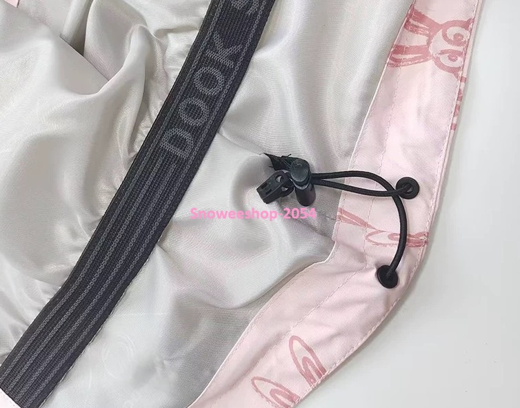 พร้อมลุยทุกลานหิมะ ชุดสโนว์บอร์ด / ชุดสกี กันหนาวระดับมืออาชีพ กันหนาวติดลบ ใส่แล้วอุ่นสบาย กันน้ำ กันลม กันหิมะสุดพลัง ทรง Oversize ใส่หลวมๆ เท่ได้ทั้งชาย & หญิง จะสกี จะสโนว์บอร์ด หรือแค่โพสท่าถ่ายรูป ก็คูลสุดๆ