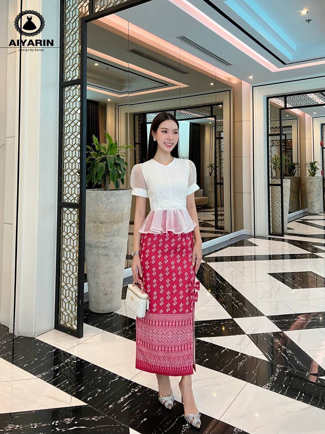 set เซ็ตชุดผ้าพิมลายไทยผ้าหนาสวยมาพร้อมกระโปรงพิมลายเนื้อดีมากหนามีน้ำหนักเนื้อดีผ้าหนา มากคะมีโบว์ตรงชายกระโปรงสวยเก๋น่ารัก ซับในอย่างดีเสื้อดูเก๋ๆเสื้อดูเก๋ทรงชายเสื้อระบายมีโบว์ตรงเอวเข้ากับกระโปรงมั้กๆมาพร้อมกระโปรงเข้าชุดผ้าพิมลายเนื้อดีดูสวย