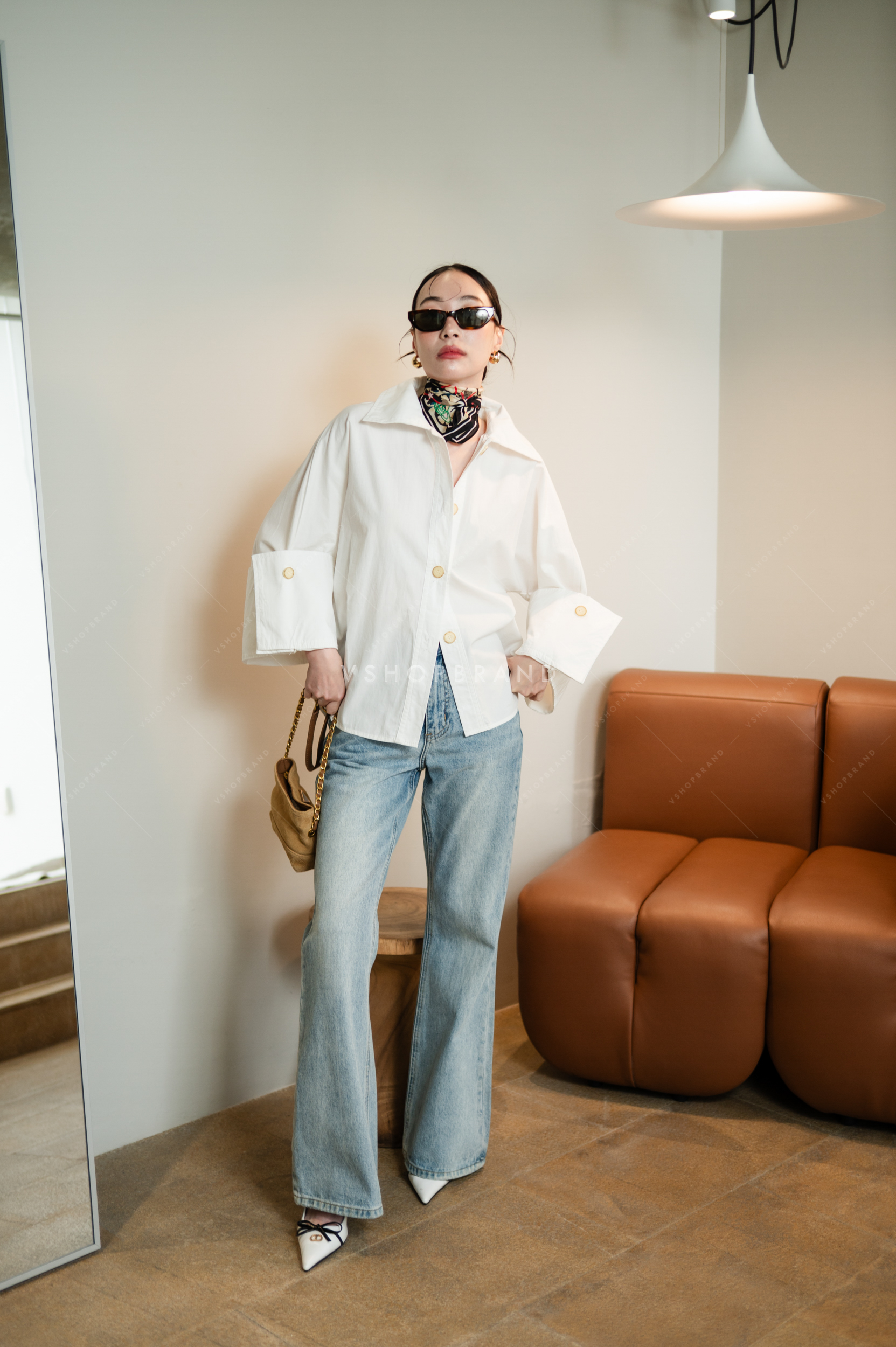เสื้อเชิ้ตผ้าพื้นแต่งปลายแขนใหญ่ พับแขน