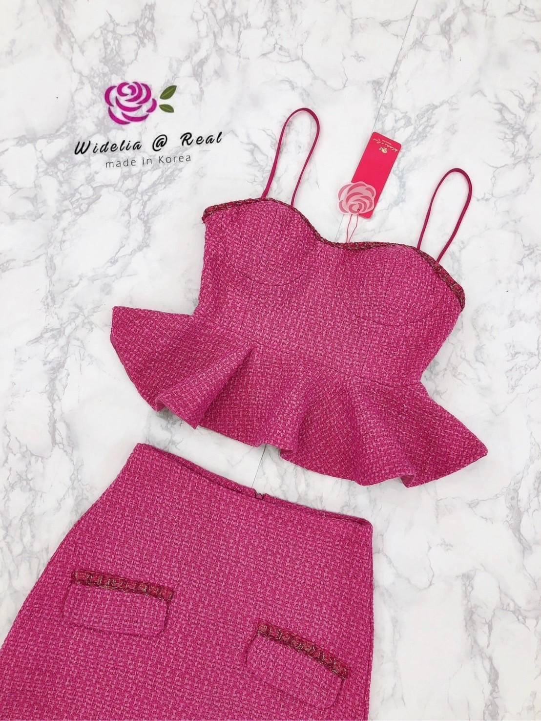 Set :: เสื้อสายเดี่ยวตัวสวยบอกเลยแพทเทิ้ลสวยเนี๊ยบสุดๆ คัตติ้งสวยเข้ารูป อกเสริมฟองเป็นทรงสวย ชายเป็นระบายย้วยเด้งรอบตัว มาเข้าชุดพร้อมกับกระโปรงตัวสั้นสวย มาพร้อมซับในขาสั้นในตัว ไม่ต้องกลัวโป้นะจ๊ะ ลุคสาวสวย Luxzury สุดๆใส่ออกมาไม่ผิดหวัง บอกเลยห้ามพลาด