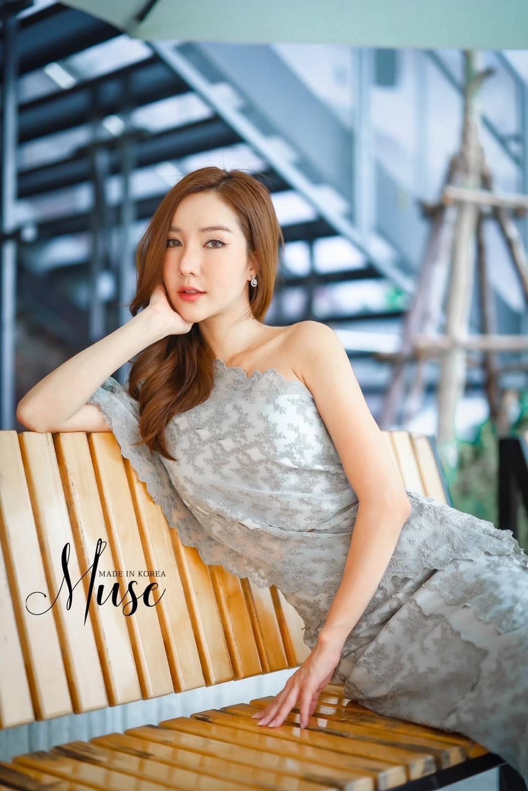 เซ็ตเสื้อลูกไม้ทรงสะพายไหล่ทรงเฉียง ใส่คู่กับกระโปรงเอวสูง ตัวผ้าเป็นผ้าลูกไม้อย่างดี บอกเลยว่าสวยแพงมากๆ