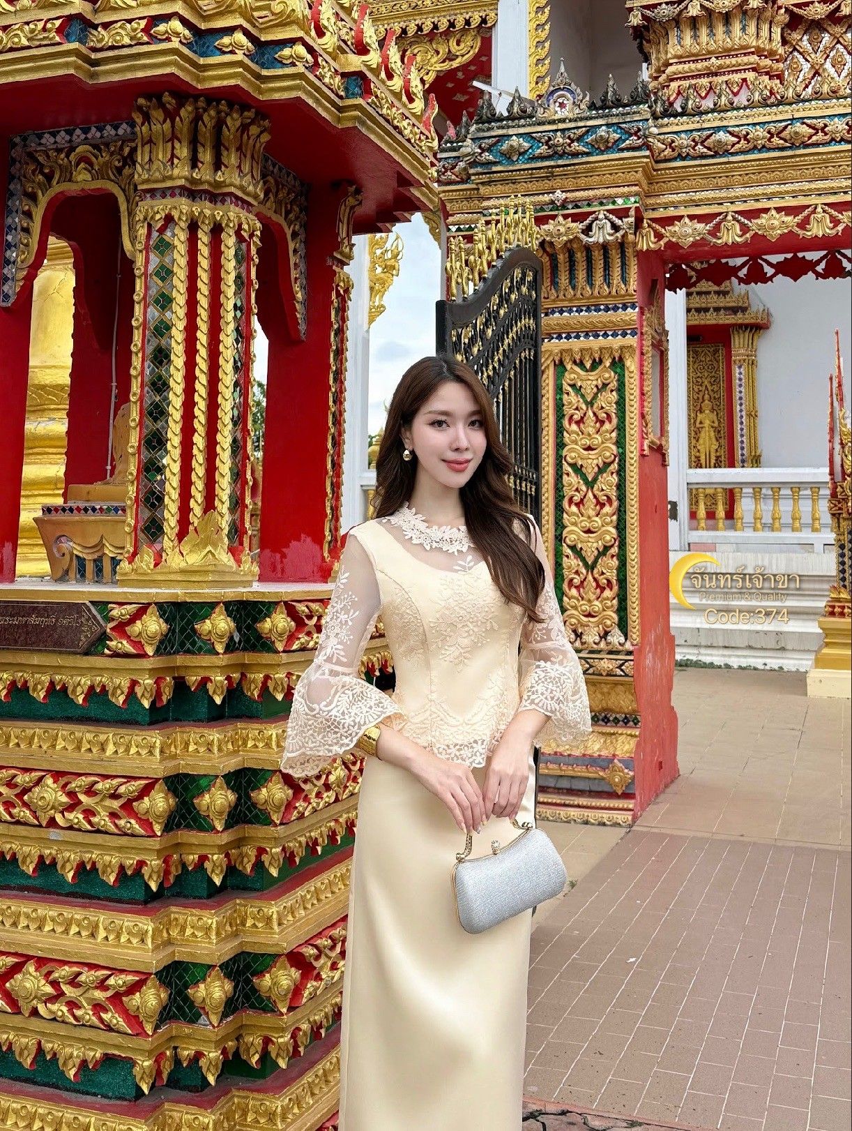 ชุดเซตลูกไม้+ผ้าถุง เรียบหรูดูแพง เนื้อผ้าดีมาก เสื้อลูกไม้สวยหรู มีเข็มกลัดติดที่หน้าอก สามารถถอดออกได้ หน้าอกมีฟองน้ำ มีซับใน มีซิบด้านหลัง มาคู่ผ้าถุงทรงสวย มีซับในอย่างดี จะใส่ไปงานบุญ งานบวช งานแต่ง ชุดนี้เหมาะสมมาก หรอใส่ออกงาน ดูดีมาก