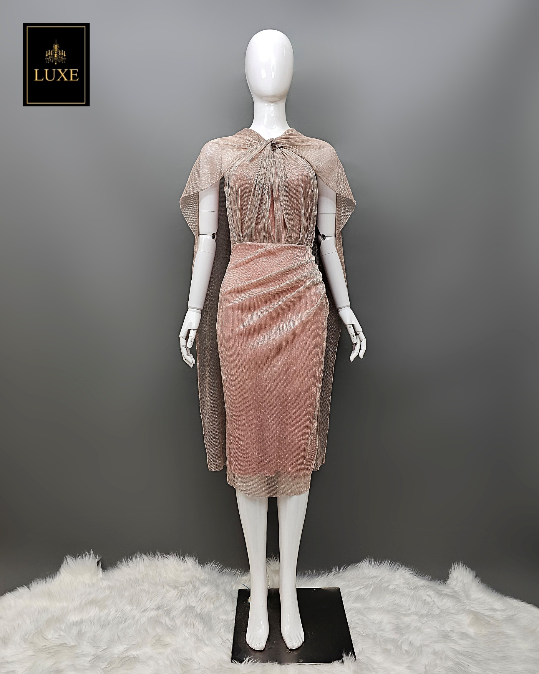 Label : LUXE เดรสกระโปรงสอบทรงเข้ารูป ดีเทลเสื้อคล้องคอปล่อยชายผ้าด้านหลัง เพิ่มลูกเล่นปรับให้เป็นผ้าคลุมไหล่ได้ตามภาพนางแบบค่ะ ทำจากผ้าราเม่อัดพลีท ผสมดิ้นเม็ททัลลิค เนื้อนุ่มยืดหยุ่น มีซิปซ่อนและซับในเต็มตัว คัตติ้งดีค่ะ