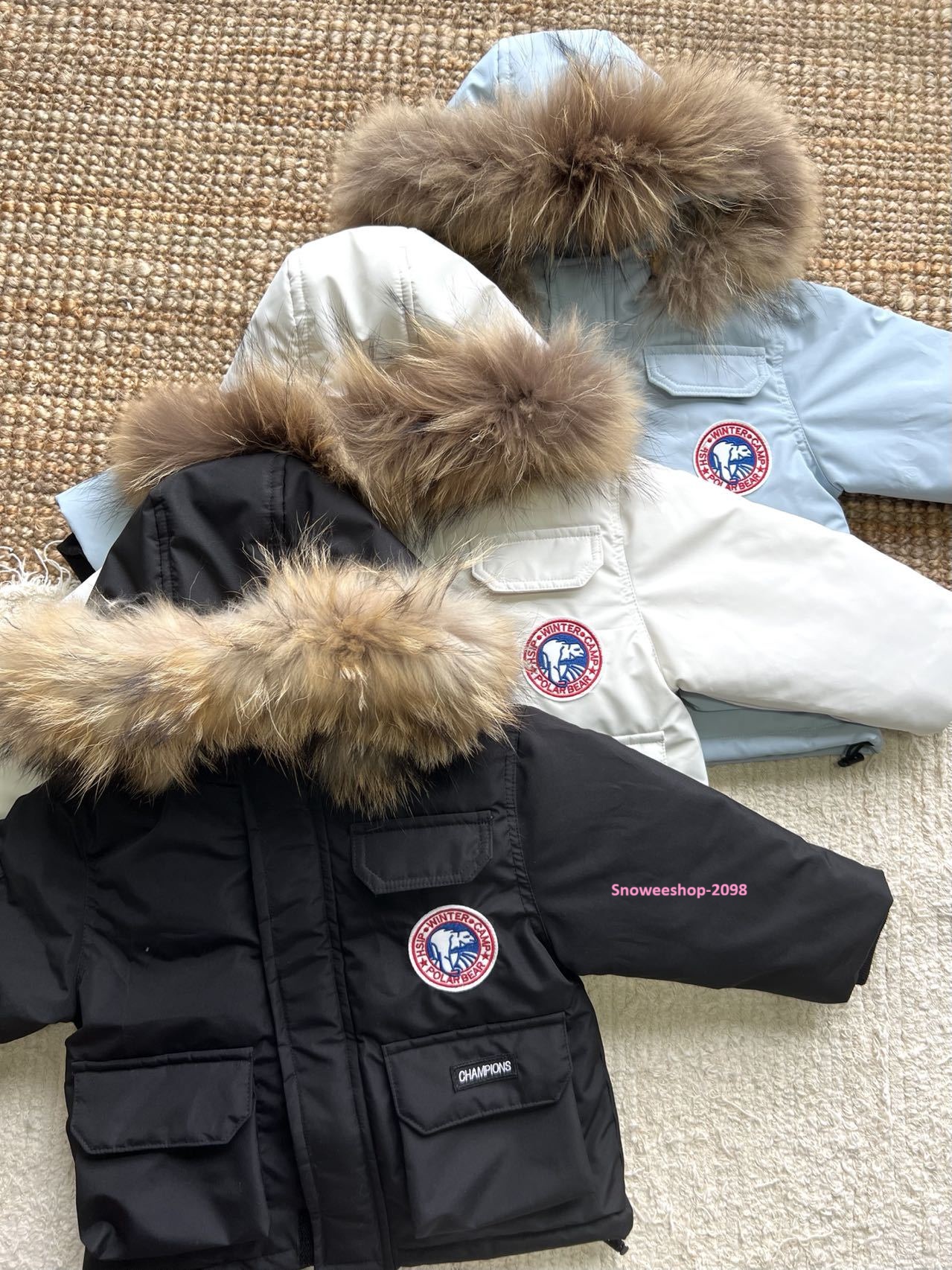 ลมหนาวก็ไม่กลัว…เด็กใส่แล้วอุ่นมาก สื้อกันหนาวสไตล์แคนาดากูส มีฮู้ดกันลม–กันน้ำ–กันหิมะ ใส่เที่ยวเมืองนอกได้สบาย มีไซส์ 80–150 cm และ 3 สีสุดคิ้วท์ ครบทุกลุค