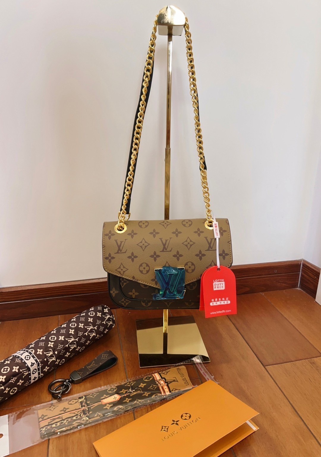 กระเป๋าสะพายหลุยส์หนังแท้ขนาด 8.5 นิ้ว พร้อมเซตร่มและพวงกุญแจ LV LOUIS VIP DUTY FREE PREMIUM GIFT BOX SET