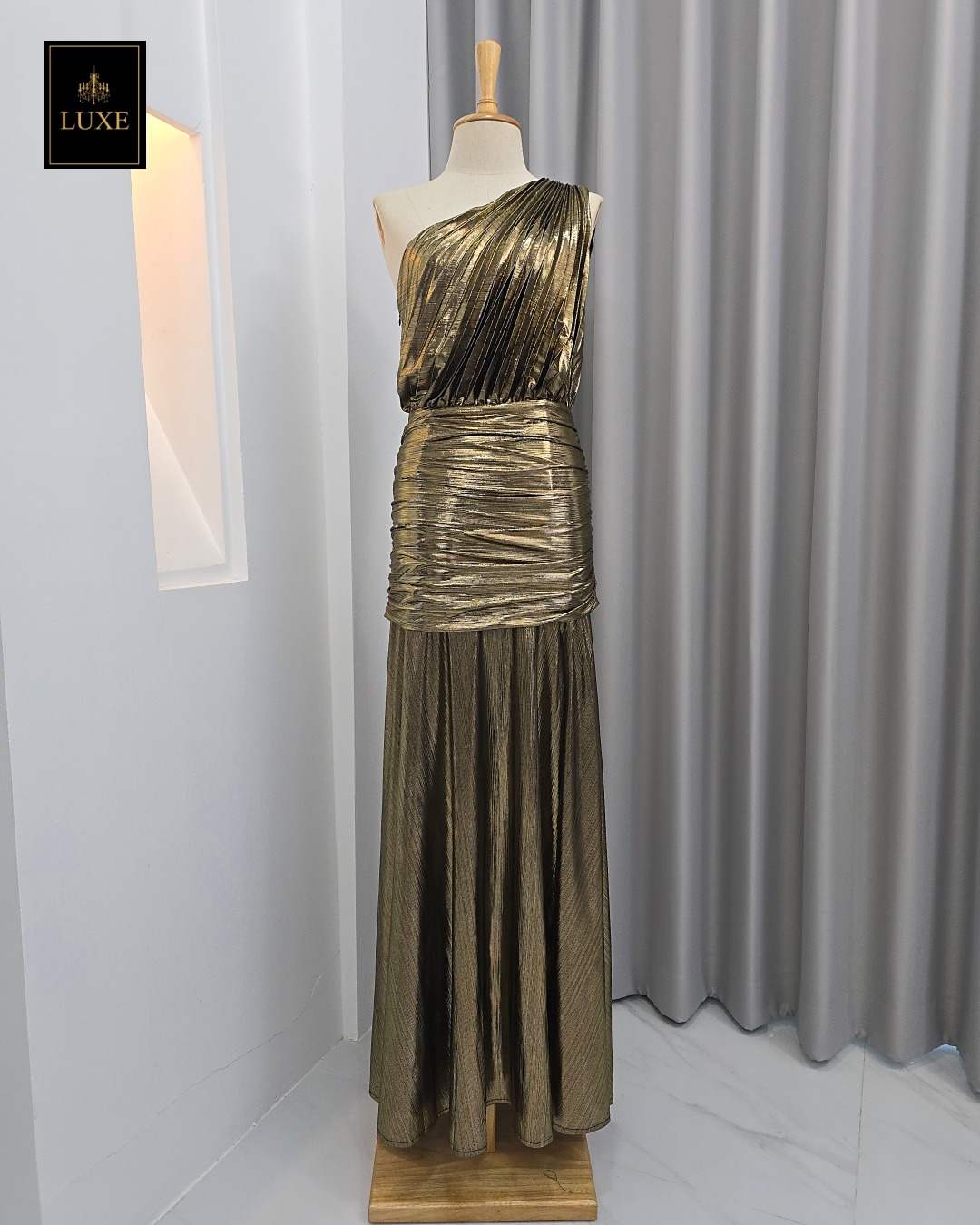Pleated Metallic One Shoulder Maxi Dress Split Skirt Detail Label : LUXE ☑️แม็กซี่เดรสเสื้อไหล่เดียวอัดพลีท กระโปรงเข้ารูปตรงสะโพก ต่อชายกระโปรงบาน ผ่าหน้าขา ☑️ทำจากผ้าสแปนเด็กซ์ เคลือบเม็ททัลลิก เนื้อนุ่ม ยืดหยุ่น ☑️มีซิปซ่อนและซับใน