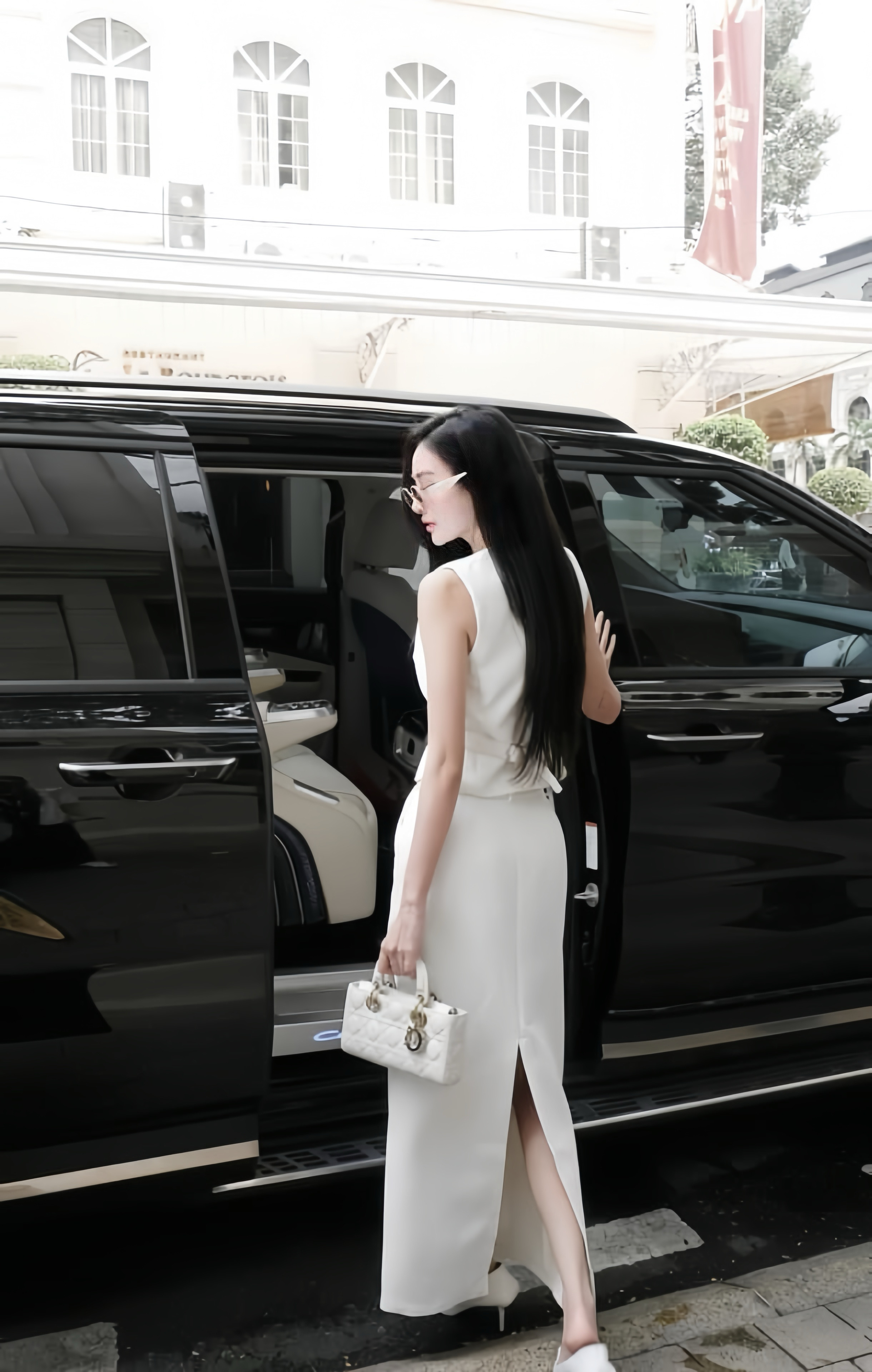 เซตเสื้อกั๊กแขนกุดสีขาว แต่งคอวีกระดุมหน้า ด้านหลังมีแต่งสายให้รูดเข้าเวลาใส่แล้วกระชับตัวยิ่งขึ้น มาพร้อมกับกระโปรงยาวทรงสอบ ตีเกร็ตด้านหน้าสองฝั่ง มีผ่าด้านหลังให้เดินสะดวก จะใส่ทำงาน หรือโอกาสอื่นๆ ให้ลุคบอสสาว working women