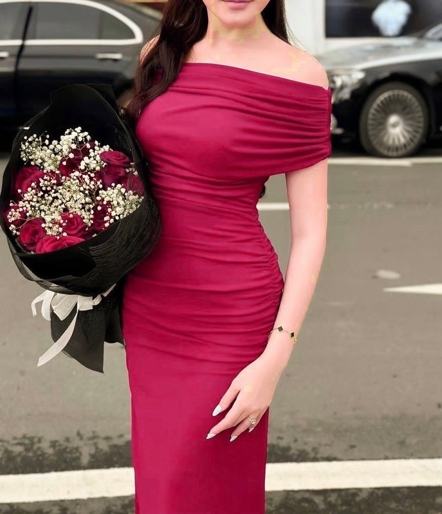 เดรสปาดไหล่เข้ารูปตัวยาว ทรงผ่าหลัง ใส่สวย เป๊ะมากๆค่า เรียบ หรู ดีไซน์เก๋มากๆค่ารุ่นนี้ ใส่สวยมาก ปังปุริเย้แน่นอนค่า ห้ามพลาดเลย !