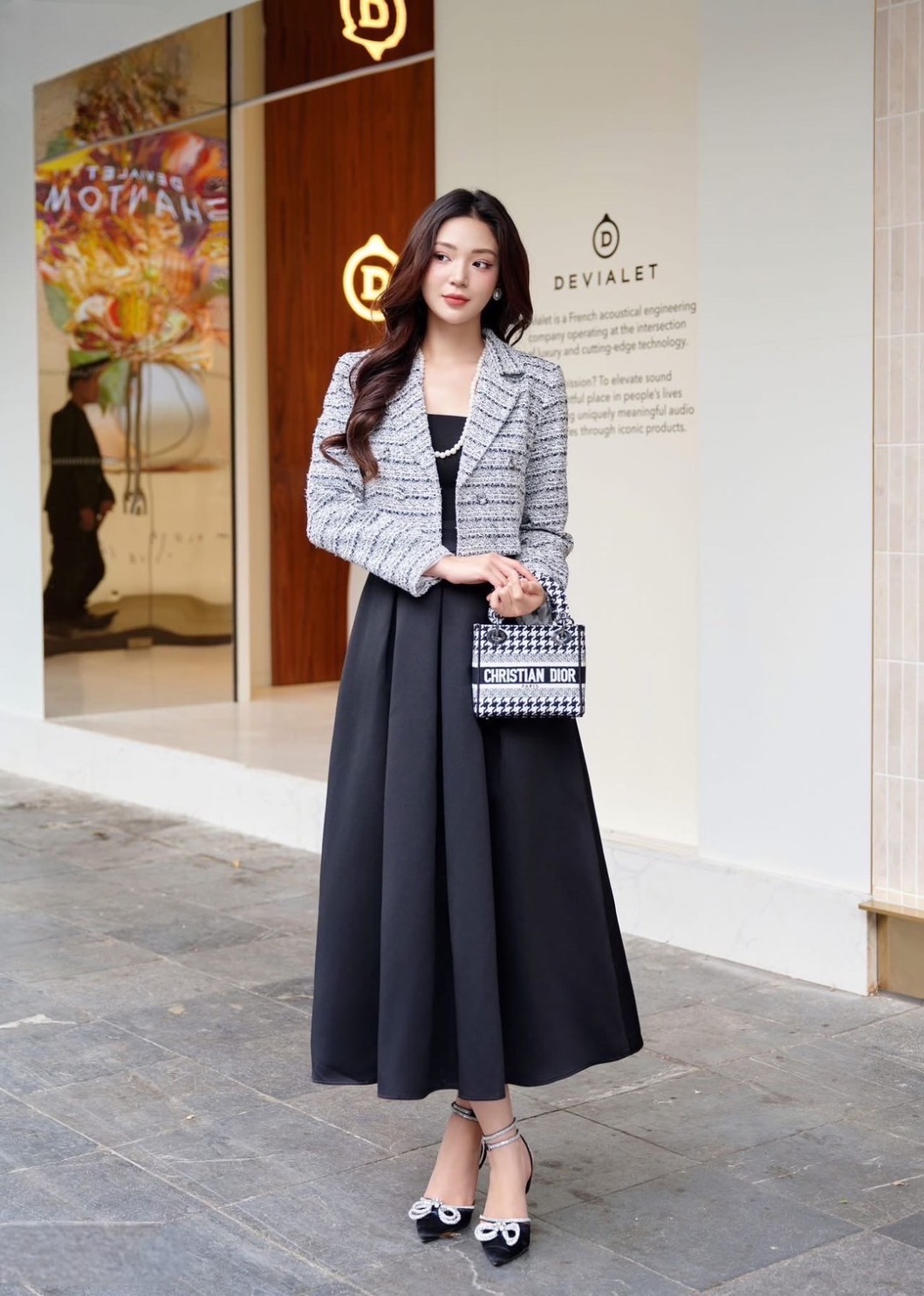 เซต2ชิ้น เดรสยาวสายเดี่ยวสีดำ ช่วงกระโปรงจับจีบคลายย้วยสวย (อกเสริมฟองน้ำ มีซิปหลัง) มาพร้อมกับเสื้อคลุมแขนยาวตัวสั้นผ้าทวีตริ้วขาวดำ มีกระดุมด้านหน้า ทรงสวยเป๊ะ เย็บซับในอย่างดี ทรงสวย ใส่แม๊ทคู่กันสวยลงตัวมากๆค่ะ ใส่ออกงาน เรียบหรูดูดีสุด ๆ