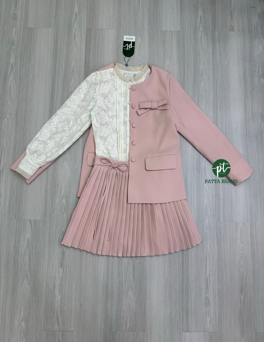 Set 3 ชิ้น สีชมพูเสื้อลูกไม้ฉลุสีครีมแขนยาวด้านหน้ามีกระดุมใช้งานได้จริงและจับจีบที่ตัวเสื้อดีเทลสวย มาคู่กับเสื้อคลุมแขนยาวอกเย็บติดโบว์น่ารัก มีกระดุมหน้าและมีกระเป๋าล้วงได้เก๋ๆ มาพร้อมกับกระโปรงสั้น ซิปด้านข้างดีเทลจับจีบรอบตัว มีสายผูกเอวน่ารัก เนื้อผ