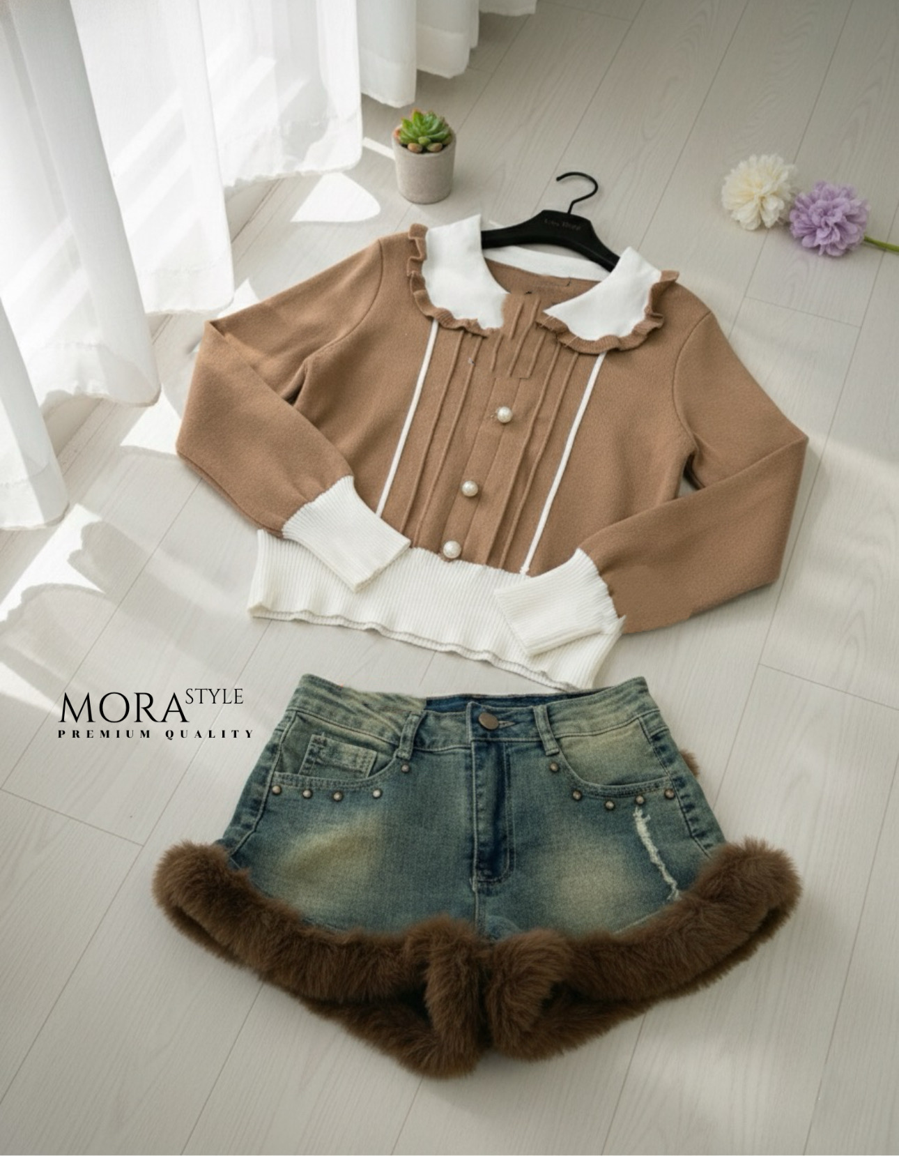 เซ็ต 2 ชิ้น เสื้อแขนยาวคอปกแต่งระบาย แต่งกระดุมด้านหน้า ผ้ายืดหยุ่นใส่สบาย มาพร้อมกับกางเกงยีนส์ขาสั้น ผ้ายืด เอวสูง มีขนฟรุ้งฟริ้งนุ่มๆๆๆฟูๆสีน้ำตาล ใส่แมตช์น่ารักมากค้าาา