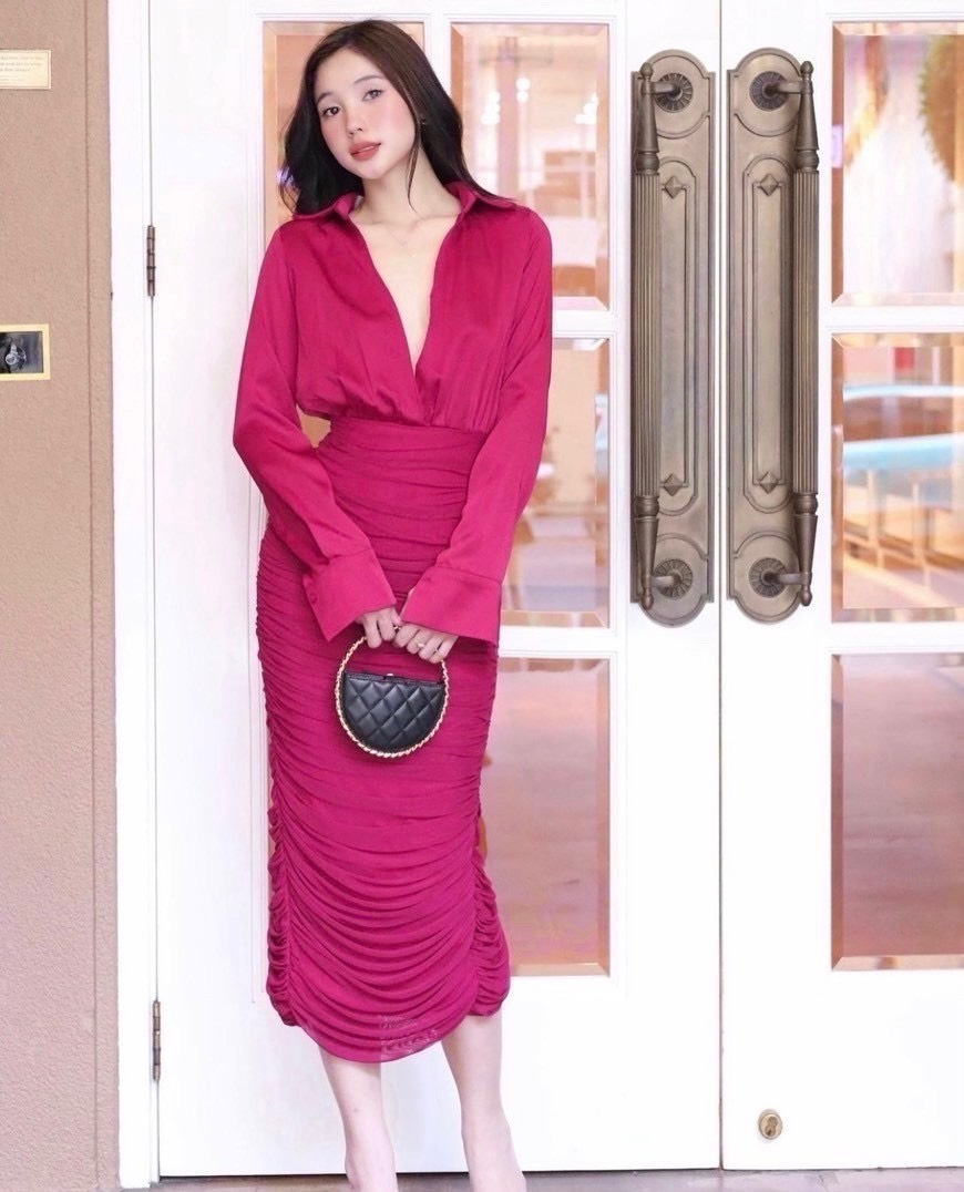 เซ็ตเสื้อเชิ้ตสีชมพู มาคู่กับกระโปรงทรงสอบตัวหนอนเข้ารูปตัวยาวผ่าหลัง รุ่นนี้ ใส่vacayถ่ายรูปกับแก๊งค์เพื่อนๆไม่มีผิดหวังเลยค่า ห้ามพลาดเลยน้าตัวนี้