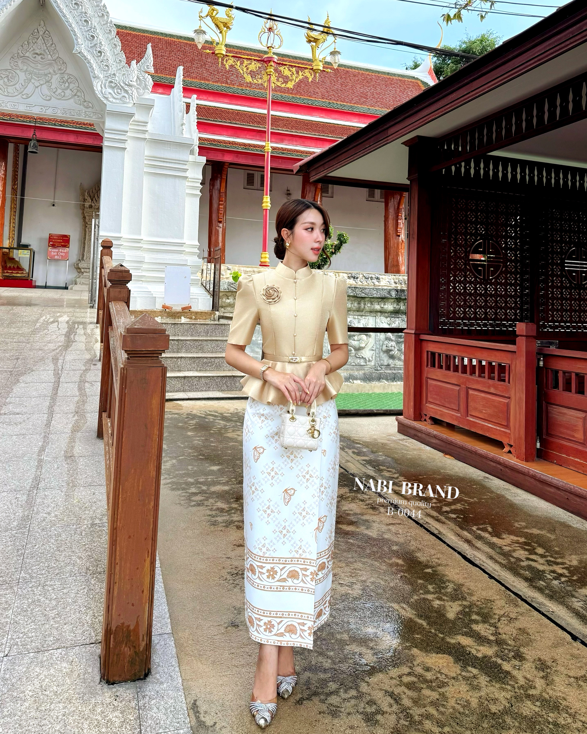 ชุดเซ็ตเสื้อแขนสั้น คอจีน ดีไซน์แต่งกระดุมด้านหน้า งานซิปหลัง ผ้าเงาสวยหรูอยู่ทรง มีฟองน้ำ ซับใน มาคู่กับกระโปรงพิมพ์ลายผีเสื้อ ผ้านุ่มงานอัดกาว ทำให้อยู่ทรง มีซับในอย่างดีงานซิปหลัง สวมใส่ง่าย ใส่แมทช์กับเสื้อและเข็ม คือสวย ดูสง่าผู้ดี สามารถใส่ออกงาน ใส