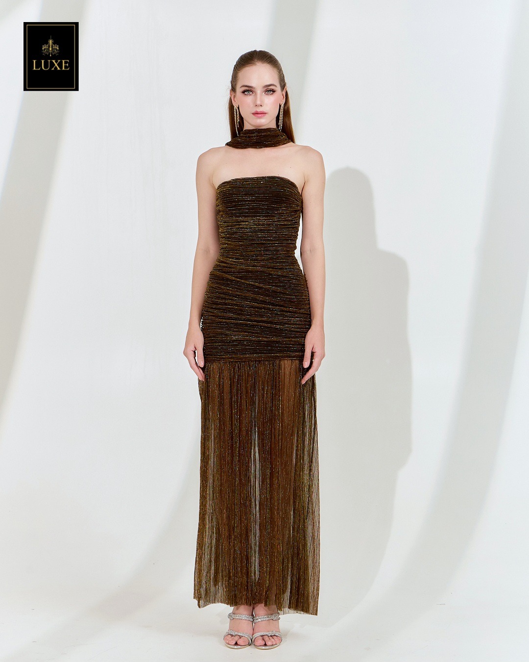 Label : LUXE ☑️เดรสเสื้อเกาะอกทรงเข้ารูป กระโปรงต่อชายระบาย ผ่าหน้า มาพร้อมผ้า mmคลุมไหล่ ปรับเป็นผ้าพันคอได้ ☑️ทำจากผ้าราเม่อัดพลีท ผสมดิ้นเมทัลลิก เล่นแสงวิบวับ ผ้านุ่ม ยืดหยุ่น ☑️มีซิปซ่อนและซับในอย่างดี