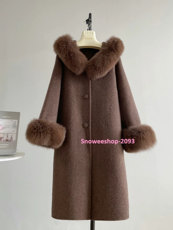 ผ้านุ่มนิ่มมาก ใส่สบายไม่คัน โค้ทขนเฟอร์ตัวนี้คือ ของมันต้องมี สำหรับทริปหน้าหนาว ซับในหนา อบอุ่นจริง ใส่เที่ยวยุโรป เกาหลี ญี่ปุ่น เอาอยู่ มีให้เลือก 4 สีแบบผู้ดีทุกสี