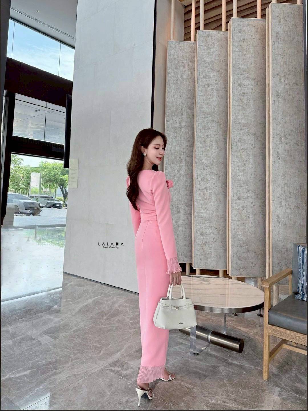 set 2 ชิ้นเสื้อสีเหลืองแขนยาวกระดุมหน้า ปลายแขนแต่งระบาย ตัดเย็บอย่างดีมีซับใน + เข็ดกลัดดอกไม้ + กระโปรงยาวเนื้อผ้าเดียวกันแต่งระบายด้านหน้า สวยลัคชู ใส่ไปไหนก็รอดค่ะ