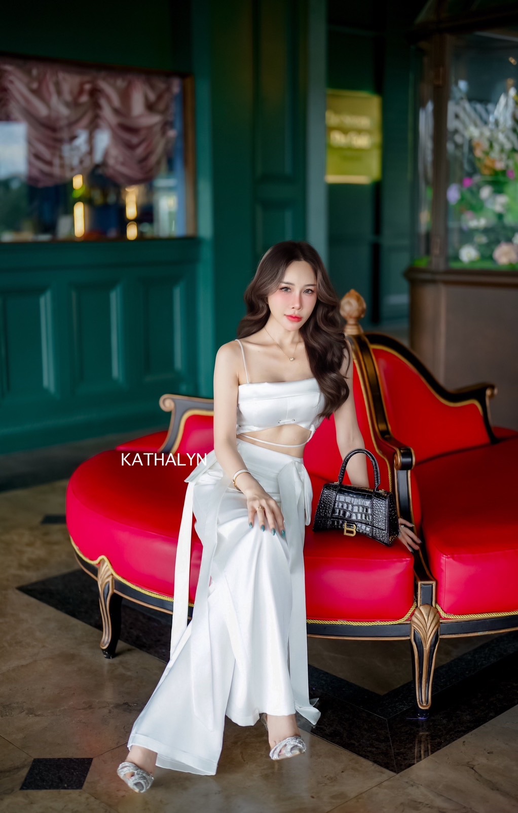 ʟᴀʙᴇʟ : KATHALYN (แคธรีน) Detail : เสื้อครอบสั้นสายเดี่ยว สายปรับระดับได้ มีบลาในตัว เนื้อผ้าเงาผ้าหนากำลังดี เสื้อดีไซน์แต่งเชือกร้อยสานไปยังด้านหลังผูกโบว์เก๋ๆ แมทช์คู่กับกางเกงขายาวทรงสวยสีเดียวกันกับเสื้อ ด้านข้างกางเกงแต่งโบว์ทั้งสองข้างหางยาวสวยสะดุ