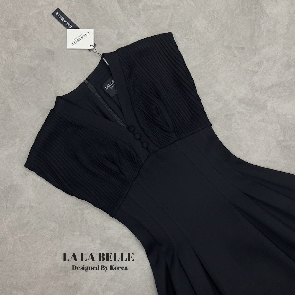 เดรสรุ่นฮอตรุ่นปังรุ่นนี้ตัดเย็บด้วยผ้าสูทหน่มีน้ำหนักเก็บทรงช่วงเอวทำให้เอวเล็กเอวสับทรงคอวีกระดุมหน้าแขนล้ำใส่แล้วไม่ตันช่วงบนเป็นผ้าอัดพีทจีบเอวเย็บเข้ารูปล็อคทรงให้อย่างดีกระโปรงยาวทิ้งตัวใช้ผ้าเยอะมีซับในอัดกาวอย่างดีงานคุณภาพ