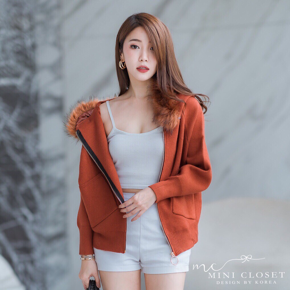 เสื้อกันหนาว ต้องมีติดซักตัว คือเฟอร์ถอดออกได้ ขนแน่นๆนุ่มๆมีฮู้ด เป๋าข้าง #บอกเลยห้ามพลาดค่ะ