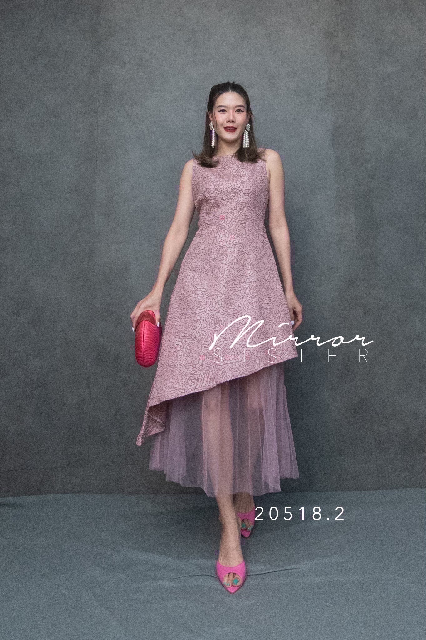 MiRRoRSiSTER’s LeNNoXA JACQuARD DReSS•• เดรสแขนกุดผ้าjacquard ทอลายดอกนูนสวยมาก แพทเทรินสวยงามใส่ง่าย ใครใส่ก็เริ่ดละมุน ช่วงบนเป็นคอกลมแขนกุด ด้านล่างกระโปรงทรงA มีดีไซน์เฉียงสโลปแต่งชายมุ้งน่ารัก บอกเลย..ใส่ดี..ใส่สวยจริงๆ ตอบโจทย์ทุกEVENT สวยทุกสี ชุดน