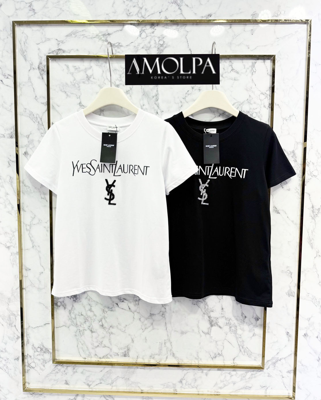 เสื้อยืด YSL ผ้าหนานุ่ม YSL ปัก สวยเด่น ลายใหม่ชนช๊อปป สวยม๊ากกกกก เนื้อผ้าดีมากๆค่ะ ผ้าเย็นๆ ใส่สบายสุดๆ แมทซ์กับอะไรก็สวย เข้ากันได้ดี #AMOLPA BRAND CODE – 6297