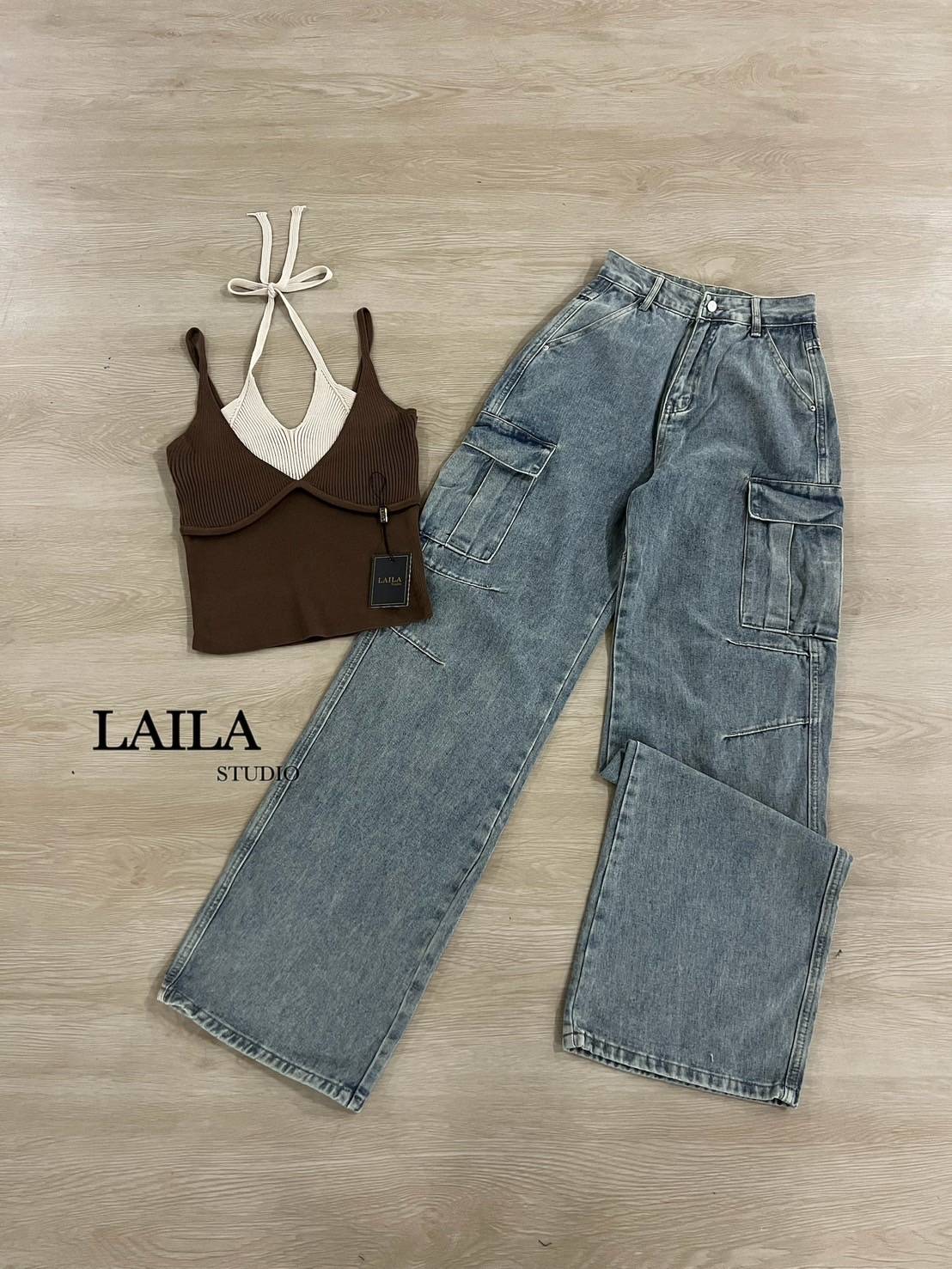 Tag: LAILA Detail: Set เสื้อ+กางเกง เสื้อทรงคล้องคอโทนสีพื้น เป็นผ้าไหมทอ ดีไซน์แต่งบราคล้องคอสุดแซ่บ มาพร้อมกางเกงทรงบอยๆปล่อยๆ งานยีนส์นำเข้า💯 แต่งกระเป๋าแถบข้าง งานผ้าสวยสุดๆ ลุคสาวเท่แซ่บ ต้องลุคนี้ค่า #ชุดเซ็ท #bylaila brand #กางเกงคาร์โก้ #ก
