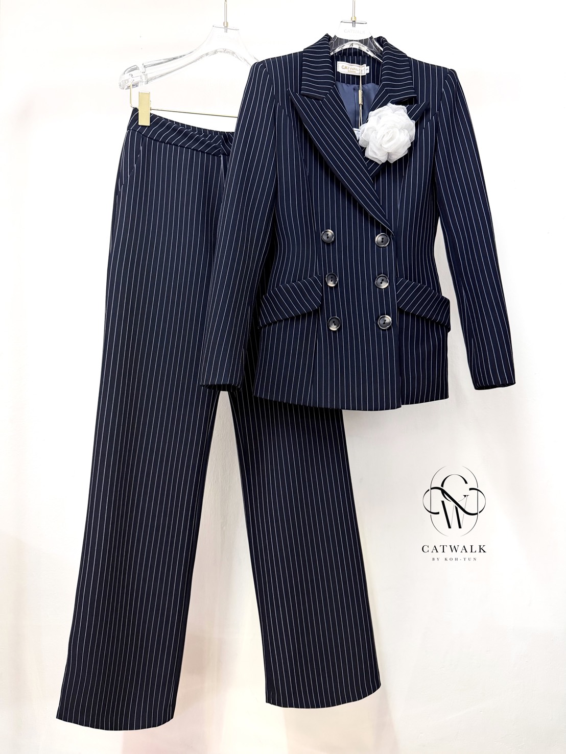 เซตสูทลายทาง+เข็มกลัดดอกไม้+กางเกงขายาวทรงสวย เนื้อผ้าเกรดเอ ทอลายในตัว ตัวสูทเป็นทรงเข้ารูป แต่งกระดุมด้านหน้า 6 เม็ด มีกระเป๋า 2 ข้างใช้งานได้จริง มีเข็มกลัดดอกไม้ สีดอกไม้จะเป็นสีตามลายเส้นของตัวชุด มาคู่กับกางเกงขายาวทรงสวย ใช้ผ้าเนื้อเดียวกับตัวสูท เ