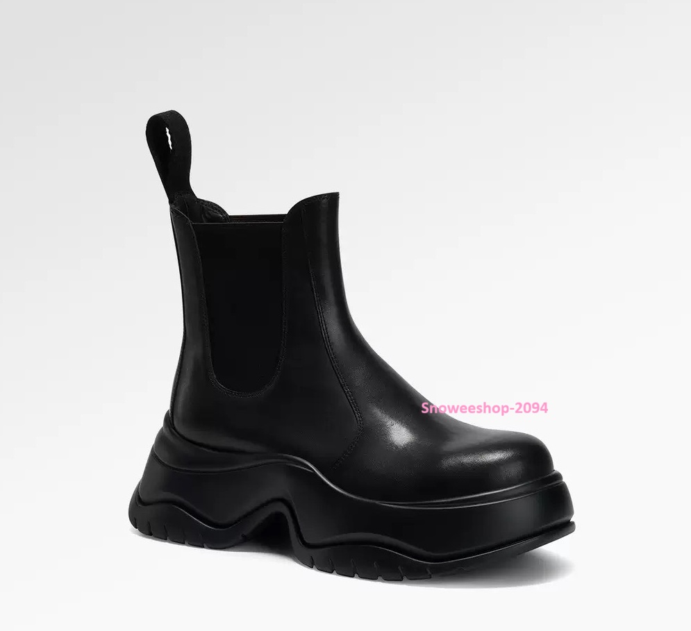 รองเท้าบูทที่เกิดมาเพื่อทริปหนาวและลุคเท่แบบไม่พยายาม สวมสบาย เดินทั้งวันก็ไม่เมื่อย พื้นหนาเก็บความอุ่น ส้นมั่นคง เดินบนหิมะก็เอาอยู จะไปทำงานก็ได้ จะไปเที่ยวก็ดี แมทช์กับโค้ทคือสวยจึ้งมาก 2 สี ไซส์ผู้หญิง 32-40 ทรงหัวมนสปอร์ต