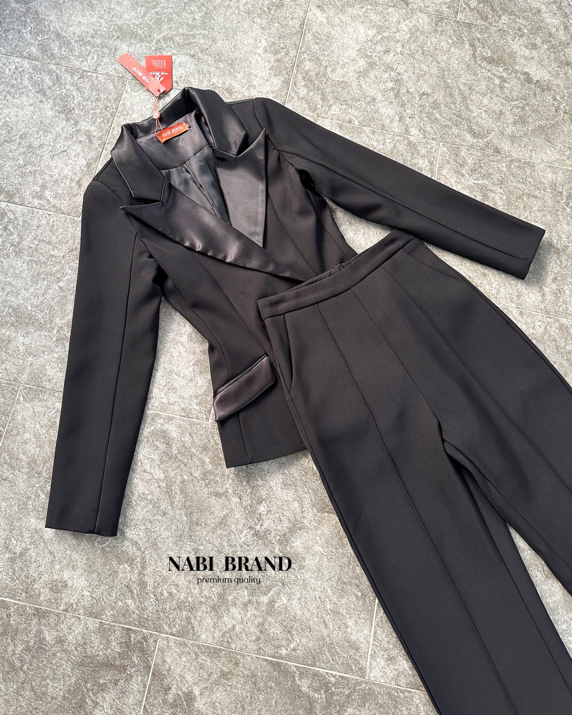 Set สูท2ชิ้น เสื้อแขนยาว+กางเกงขายาว ดีเทลเรียบหรู เสื้อคอปกเงาๆ ดูแพงมาก กระดุมสองเม็ด มีกระเป๋าสองข้างใช้งานได้จริง กางเกงทรงเองสูงนิดนึงกระบอกเล็ก มีเส้นด้ายตรงกลาง มีซับในทั้งตัว ผ้าหนา นุ่ม ใส่สบายมาก ทรงเกร๋ เข้ารูป ทันสมัย ใส่แล้วดูผอมเพรียว ผ้าดี