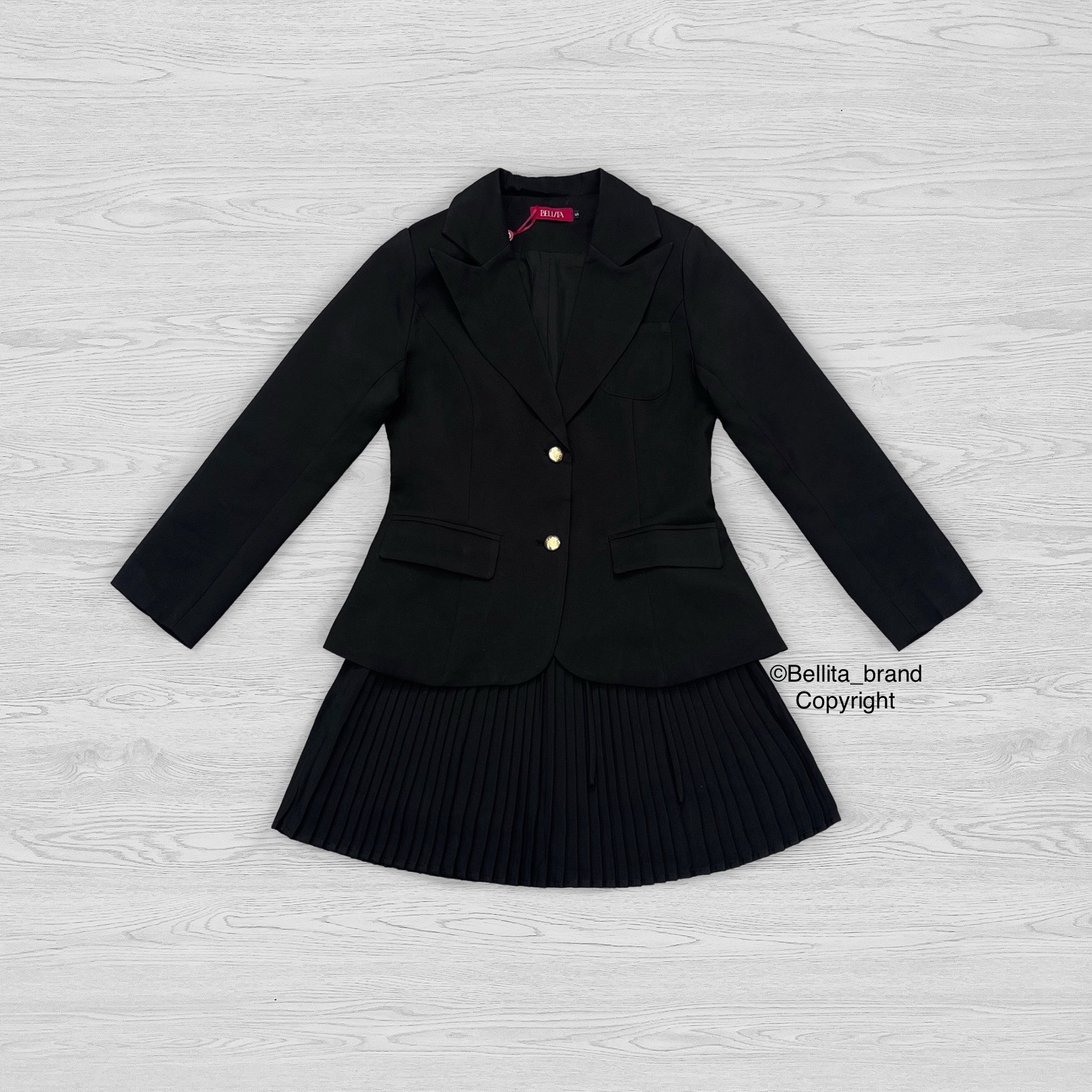 ชุดเซ็ทสูท 2 ชิ้น สีดำ เสื้อเบลเซอร์ คอวี คอปกสูท แขนยาว กระดุมด้านหน้า มากับกระโปรงสั้นจีบพลีทสีดำ มีโบว์ผูกชิคๆ สวยดูดีมาก