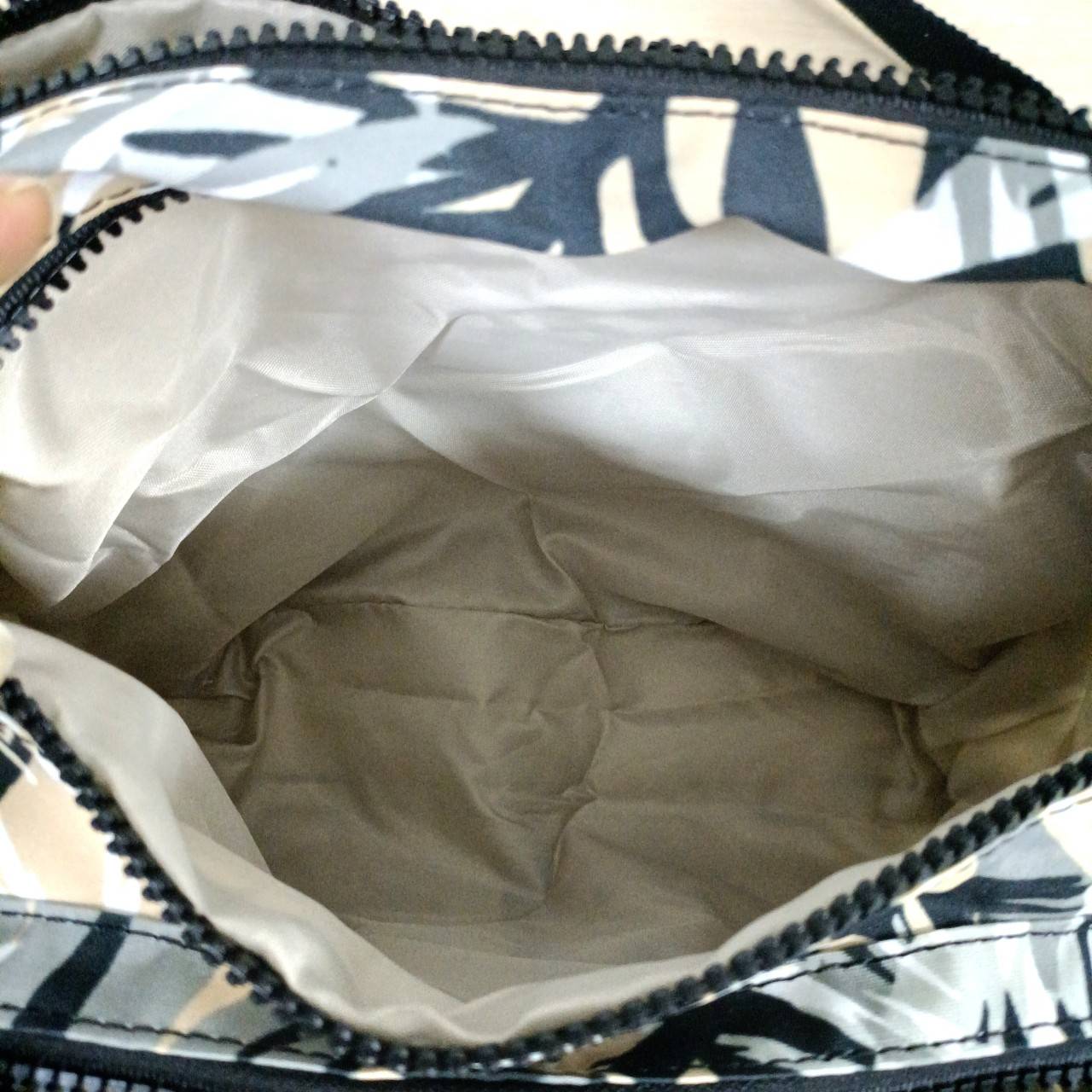 กระเป๋าสะพายแบรนด์เนมคิปลิงค์ใส่ของได้เยอะสึเทาดำลายใบไม้กันน้ำได้ KIPLING RETH CROSSBODY BAG