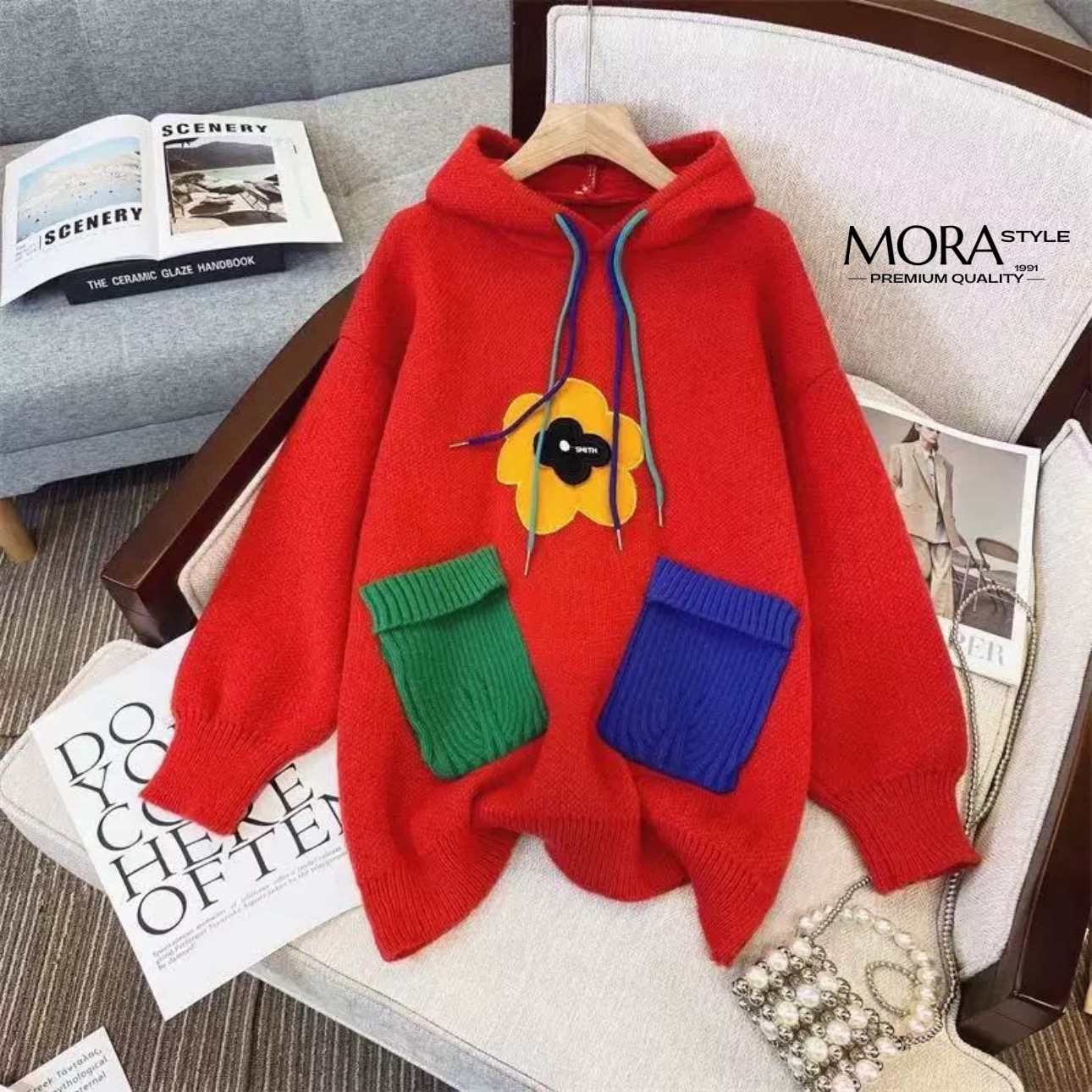 เสื้อสเวตเอตร์แขนยาวมีฮูทหมวก แต่งดอกไม้และกระเป๋าน่ารักมากกกก ใส่แมทง่าย กันหนาวได้ ตรงตรีมปีใหม่เลยค่าา เป็นอีกรุ่นที่ปีใหม่นี้ต้องมีนะค่าา