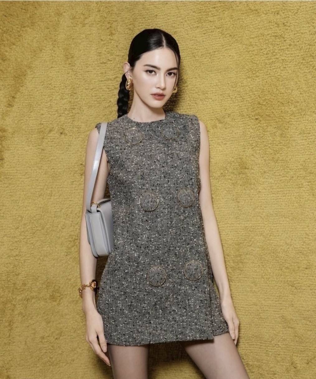 Set เสื้อแขนกุด+กางเกงขาสั้น ผ้าทวิตเนื้อนุ่มทั้งชุด กระดุมแต่งวงกลมขอบทองด้านหน้าสวยๆ ผ้านุ่มเนื้อดีไม่คัน มีซับในทั้งตัว เราทำมา 6 ไซส์ S M L XL 2XL 3XL เลยค่ะ