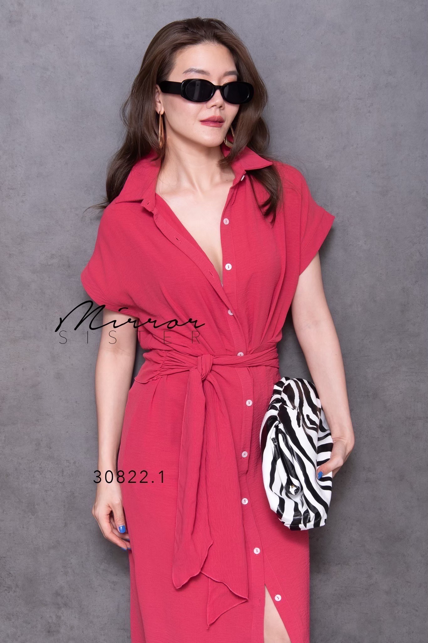 •MiRRoRSiSTER's KuNiTy DReSS•• เดรสเชิ้ตแขนสั้น แพทเทรินเบสิคแต่ใส่แล้วเก๋ไก๋ดูดี สวยมาก คอปกเชิ้ต แต่งกระดุมเปิด-ปิดได้ตลอดตัว มีสายติดตายตัวให้ผูกช่วงเอว จะผูกด้านหน้าหรือด้านหลังก็ได้ตามสไตล์ที่ชอบ ช่วงล่างทรงA เนื้อผ้าดี ใส่สบายรีดง่าย