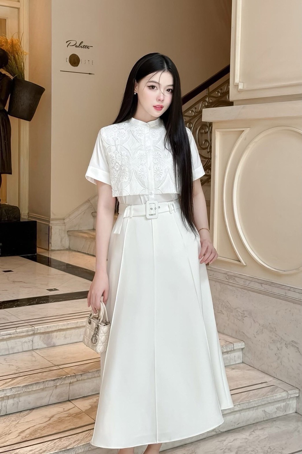 Set 2 ชิ้น เสื้อแขนสั้นสีขาว กระดุมหน้า ดีเทลคอปิด แต่งคลุมลุลูกไม้ยาวถึงกลางลำตัว แมทซ์กับกระโปรงยาวสียาว ตีเก็ดหน้าหลัง มีซิปหลังช่อน ชับใน มาพร้อมเข้มกลัดผ้าสีเดียวกับชุด ใส่แมทส์กันสวย ลัคชูสุดๆ ห้ามพลาดนะคะ