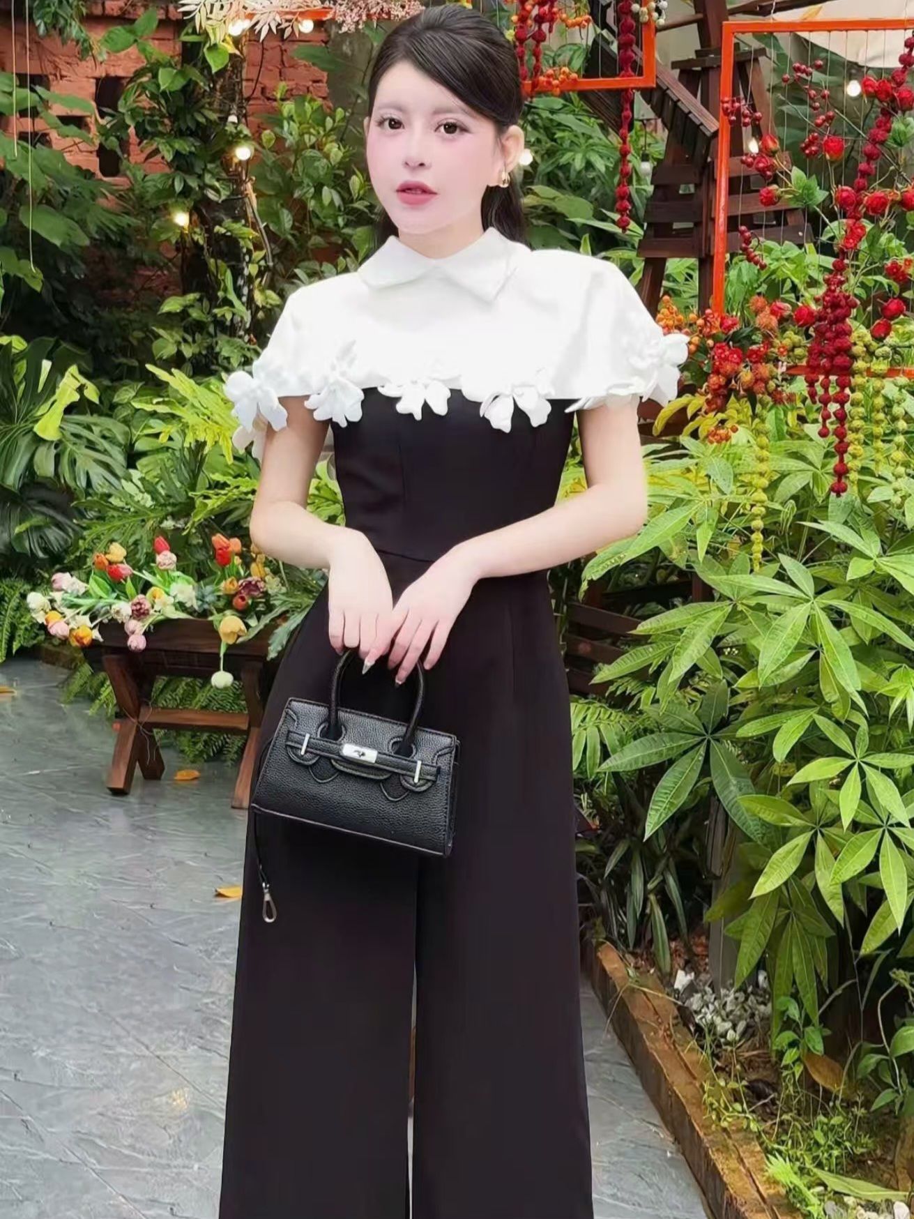 Jumpsuit ขายาว ทรงสวย คอปก แต่งคลุมช่วงไหล่ ดีเทลแต่งดอกไม้รอบไหล่ ดอกไม้เป็นเข็มกลัดถอดออกได้ค่ะ หน้าอกมีฟองน้ำจัดทรงให้ค่ะ เอวเข้ารูป เนื้อผ้าหนา เนื้อดี เป็นทรงสวย มีซับในทั้งชุดค่า