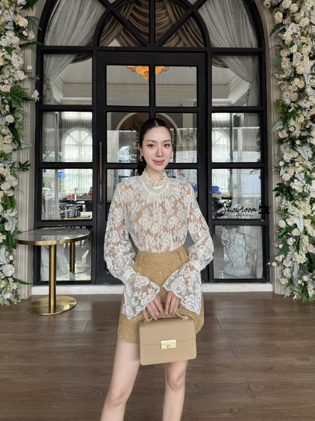 เซ็ตเสื้อลูกไม้ดีไซน์สวยซับสีน้ำตาล มาพร้อมสร้อยมุก1เส้น กระโปรงทรงสวยซับในเป็นกางเกง ใช้ผ้าอย่างดีในการตัดเย็บ บุซับ อัดกาวทรงเริ่ด คอมพลีทลุคครบจบในชุดเดียว #showroombrand #งานป้ายshowroom #งานป้ายคุณภาพดี #งานแฟชั่น #เสื้อผ้างานป้าย #เสื้อผ้าผู้หญิง #c