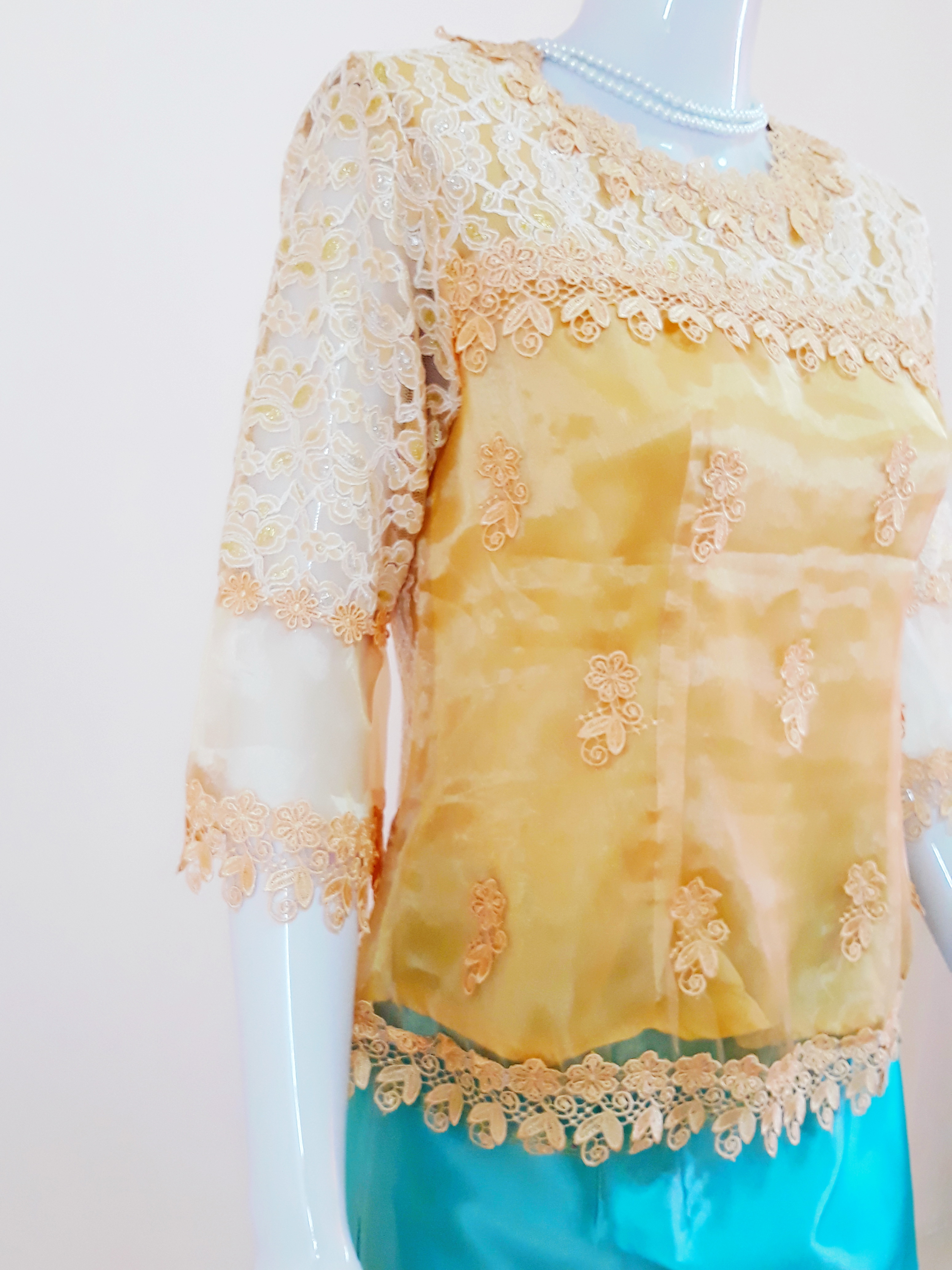 เสื้อลูกไม้ สีเหลืองทอง สวยหรู ดูดีมีระดับ มีซับในตัว (รอบอก 35-37 นิ้ว/ใส่ได้)