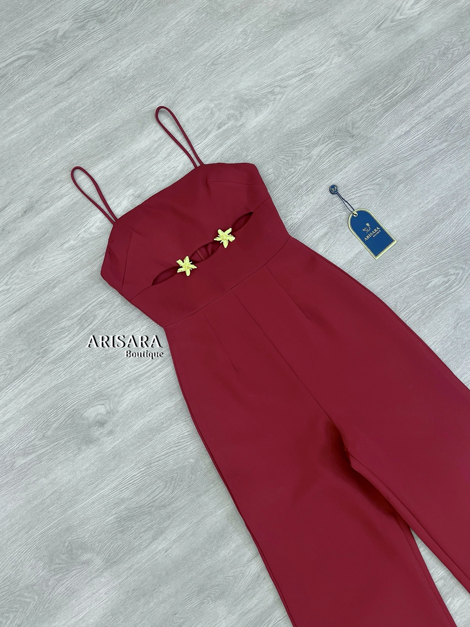 TAG : ARISARA BRAND ( อริศรา ) DETAIL : สวย หรู ดูดี Jumpsuit สีแดงเบอร์กันดี ขับผิวสุดๆ เพิ่มดีเทลด้วยเข็มกลัดดอกไม้สีทอง มีฟองน้ำเสริมทรง ซิปด้านหลัง ซับในทั้งชุด ดูดีสุดๆ ห้ามพลาดเลยค่ะชุดนี้ ❣️